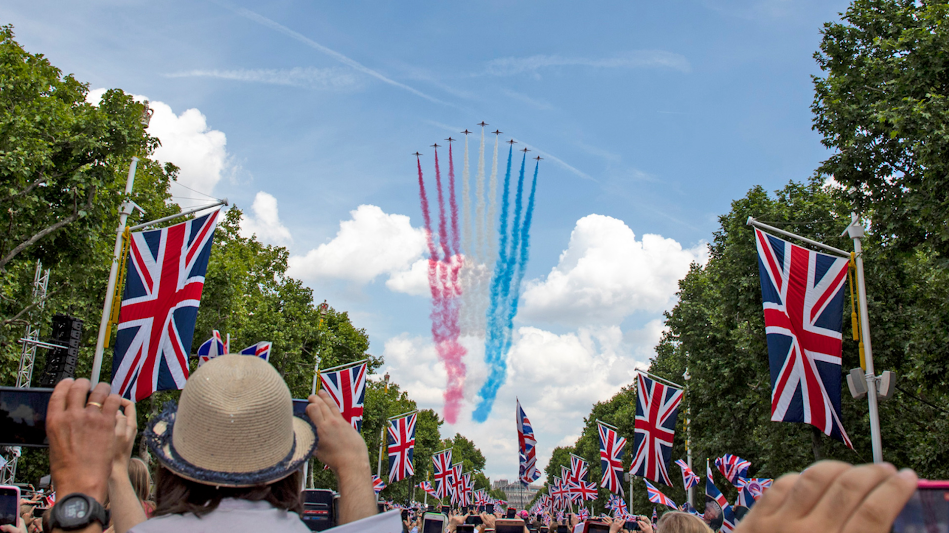 Red Arrows fly along Mall Buckingham Palace Queen's Platinum Jubilee flypast London (Picture: MOD).