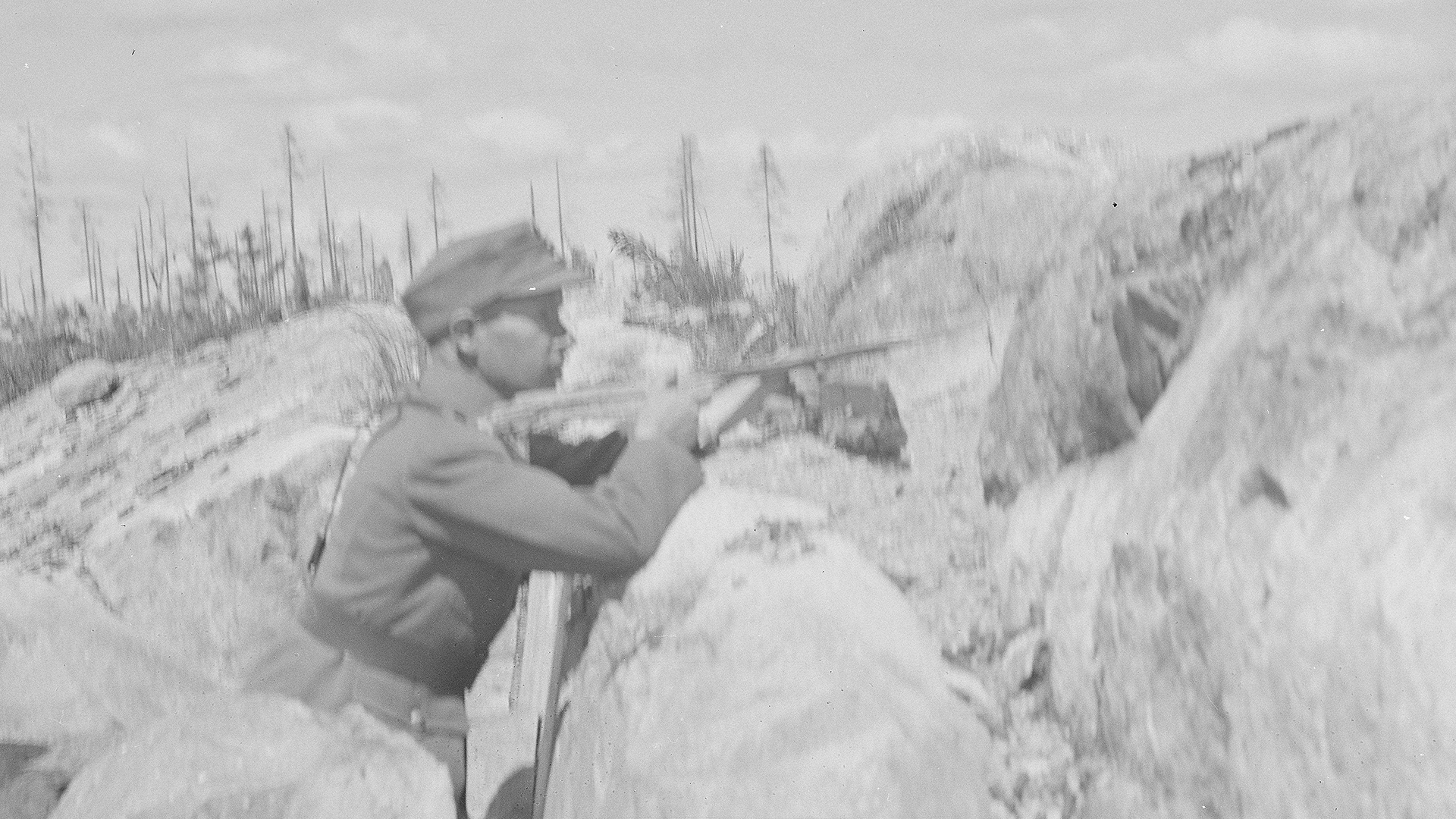 While most of Simo Häyhä's kills were achieved with an M/28-30 rifle, he also used a Suomi KP/-31 submachine gun