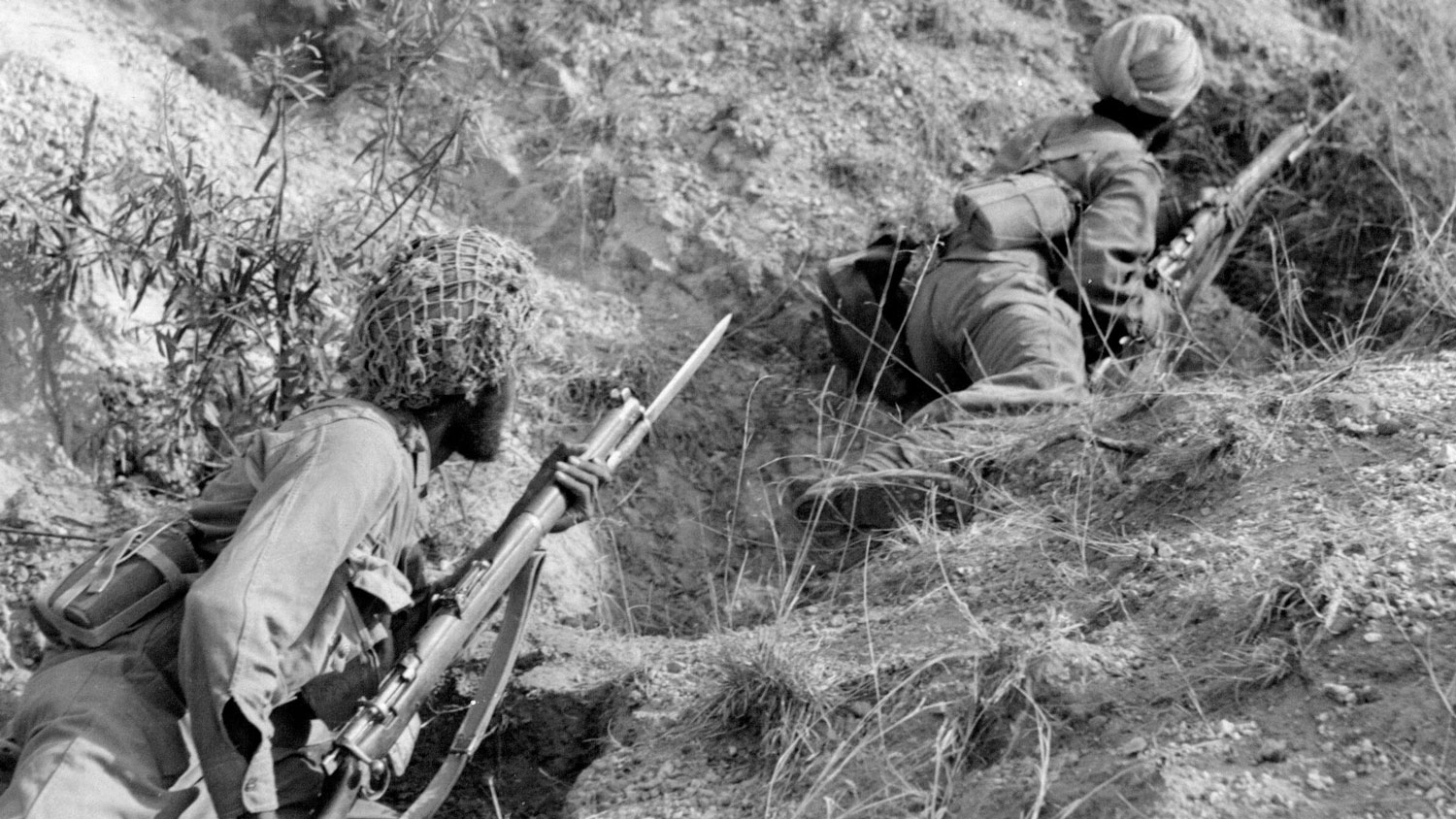 01041945 Men of the 14th Army crawl up a nullah prior to encountering Japanese soldiers NO REUSE Image ID 2HX4M5N CREDIT SuperStock