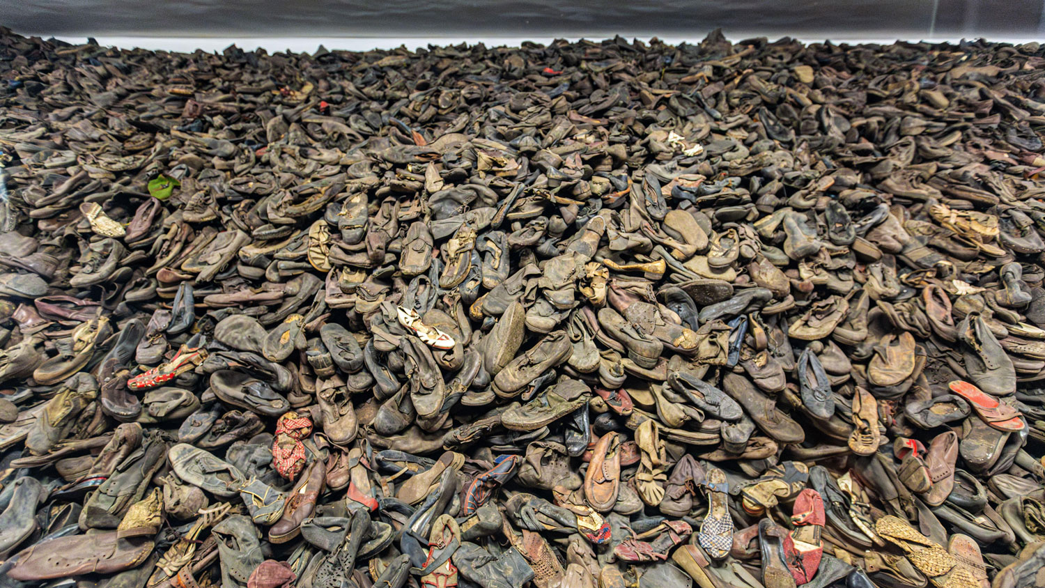 040226 Auschwitz prisoner shoes Holocaust NO REUSE ID 2S0GHRM CREDIT Wallis Yu