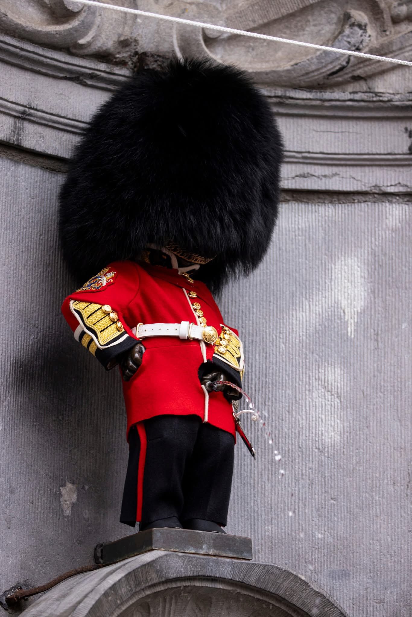 04092025 Welsh Guards present new Uniform for Brussels’ “Little Pissing Man” on Liberation Day 6 CREDIT MOD