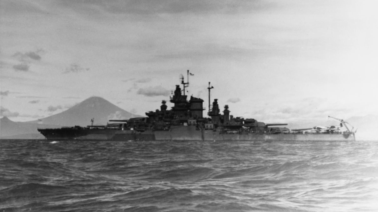 051225 USS West Virginia anchored in Sagami Wan, Japan in August 1945 NO REUSE Image ID HG2BPY CREDIT PJF Military Collection