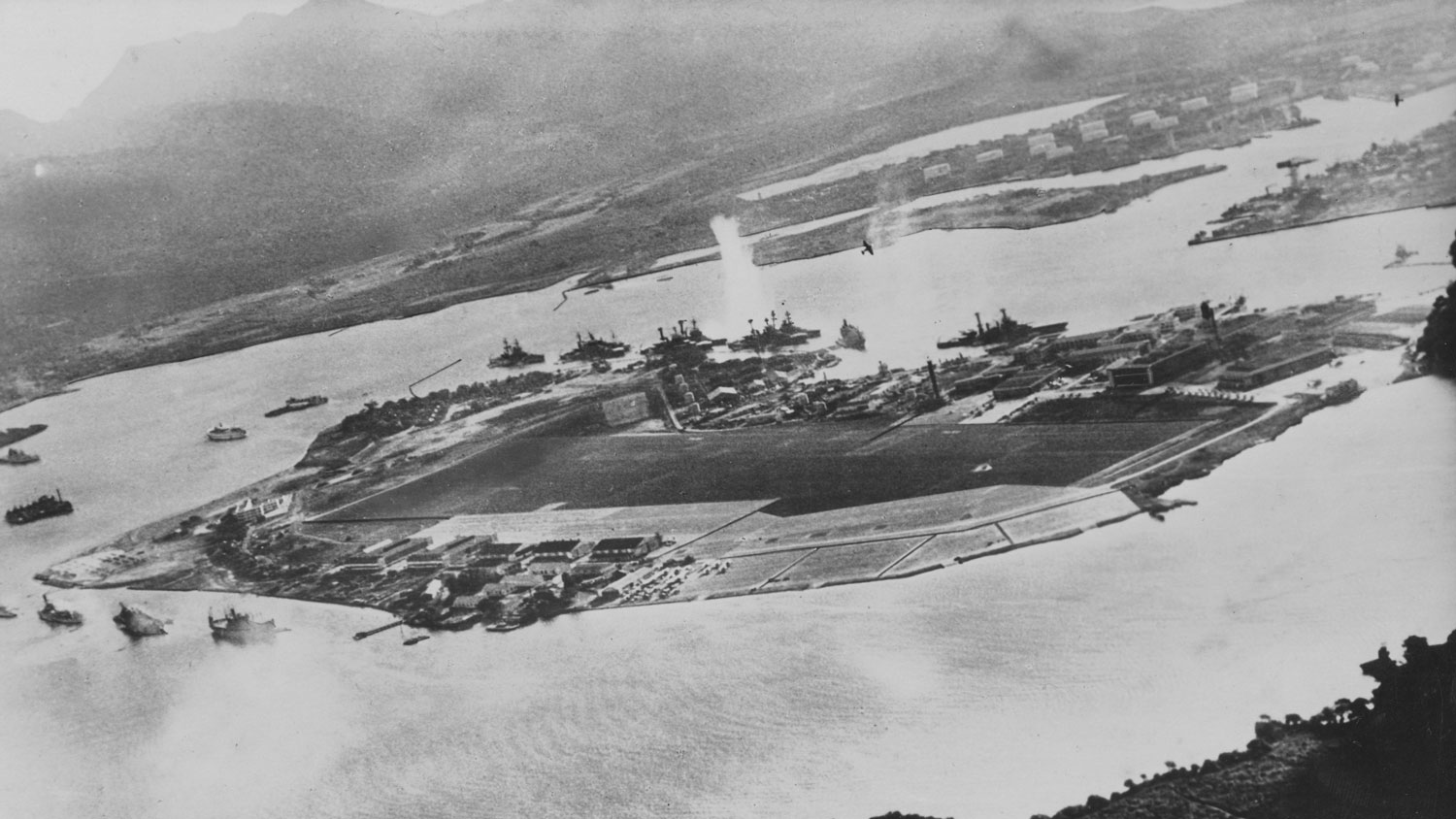 051225 The image shows bombing of USS West Virginia during the attack on Pearl Harbor on 7 December 1941 NO REUSE Image ID 2RH1RPY CREDIT Japanese Military Photo Archives