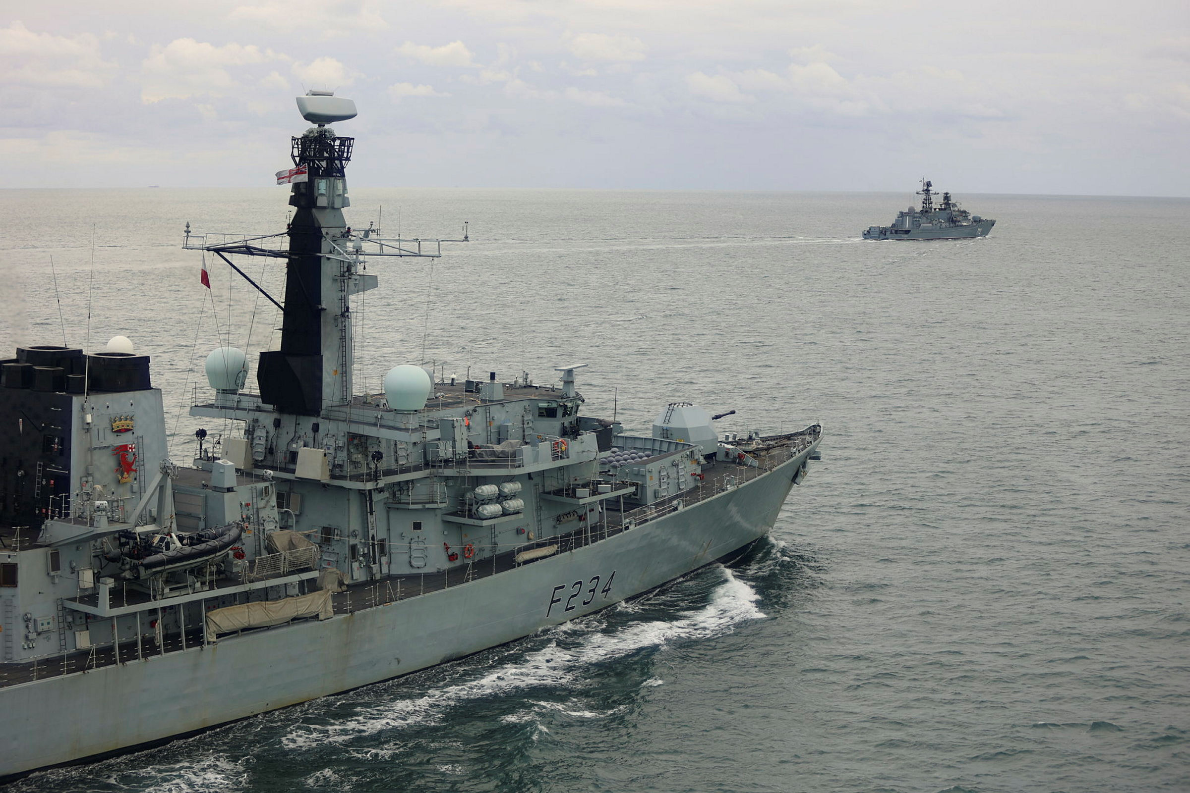 HMS Iron Duke shadows Neustrashimy