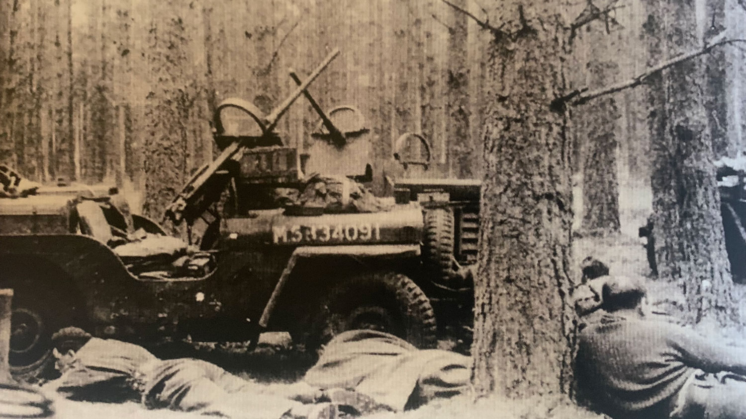 1 SAS men sheltering from German fire during WW2. Lt Col Mayne right of pic CREDIT Borrie family
