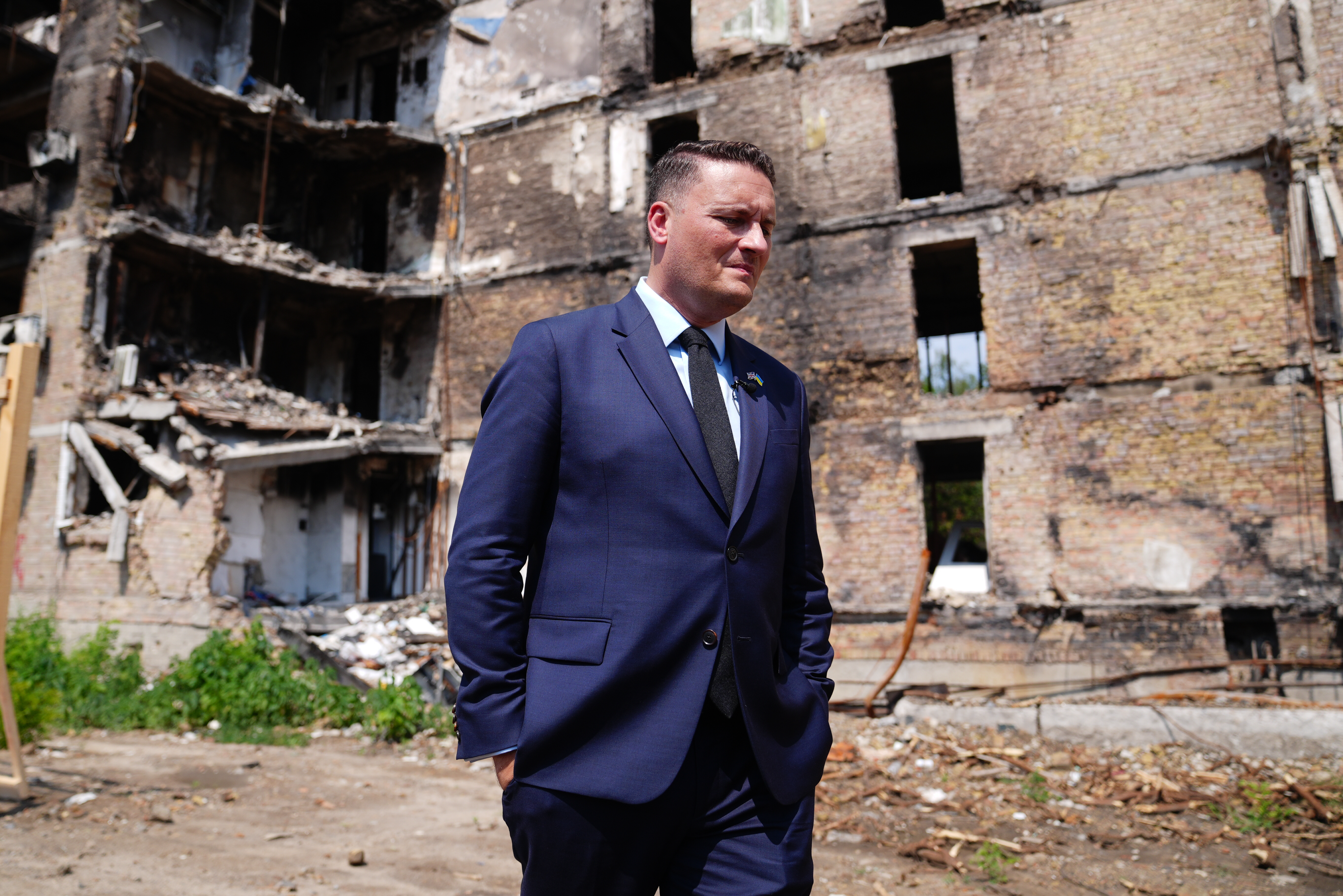 Defence Secretary Wes Streeting in front of a building damaged by Russian strikes in the Lukianivska district of Kyiv during his visit to the Ukrainian capital