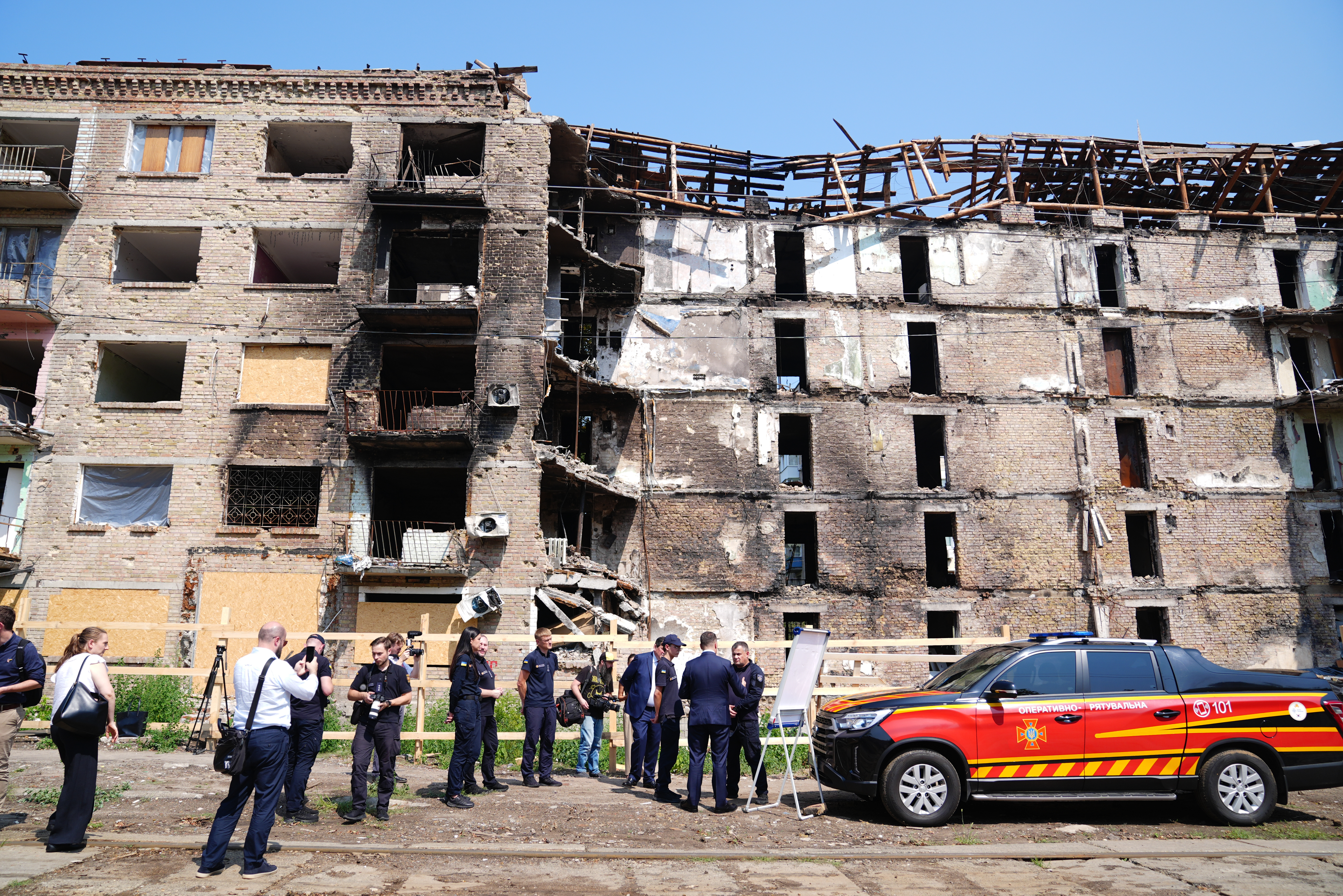 Defence Secretary Wes Streeting meets emergency first responders in front of a building damaged by Russian strikes in the Lukianivska district of Kyiv during his one day visit to the Ukrainian capital