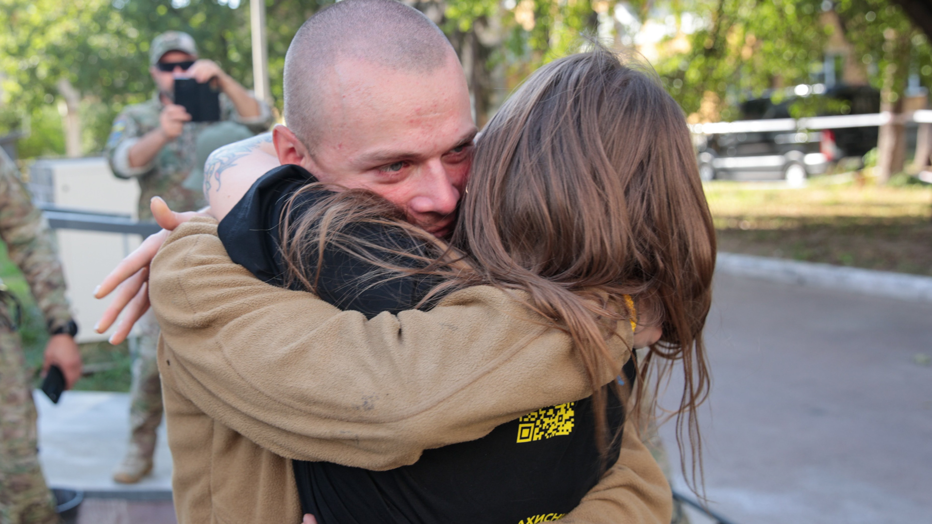 Soldiers were reunited with their families and countrymen after being released from Russian captivity (Picture: National Guard of Ukraine)