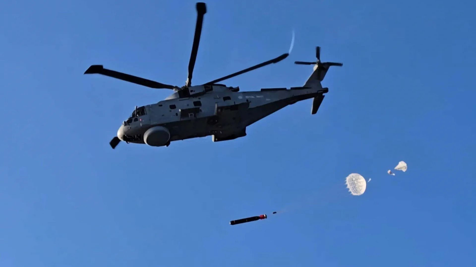 140526 Merlin helicopter of Mencance Flight 814 NAS releases a training torpedo CREDIT Royal Navy