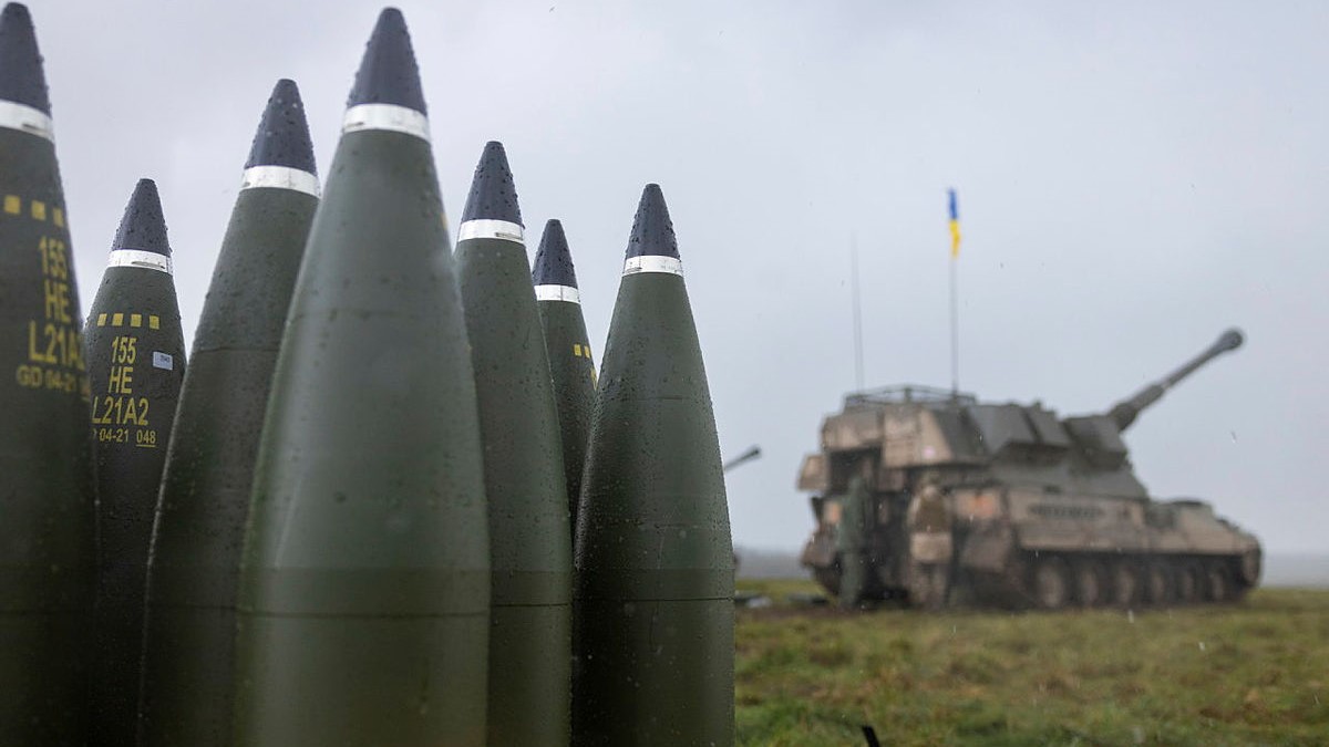 155mm artillery rounds stacked up behind the line of AS90s being fired by Ukrainians during training in UK