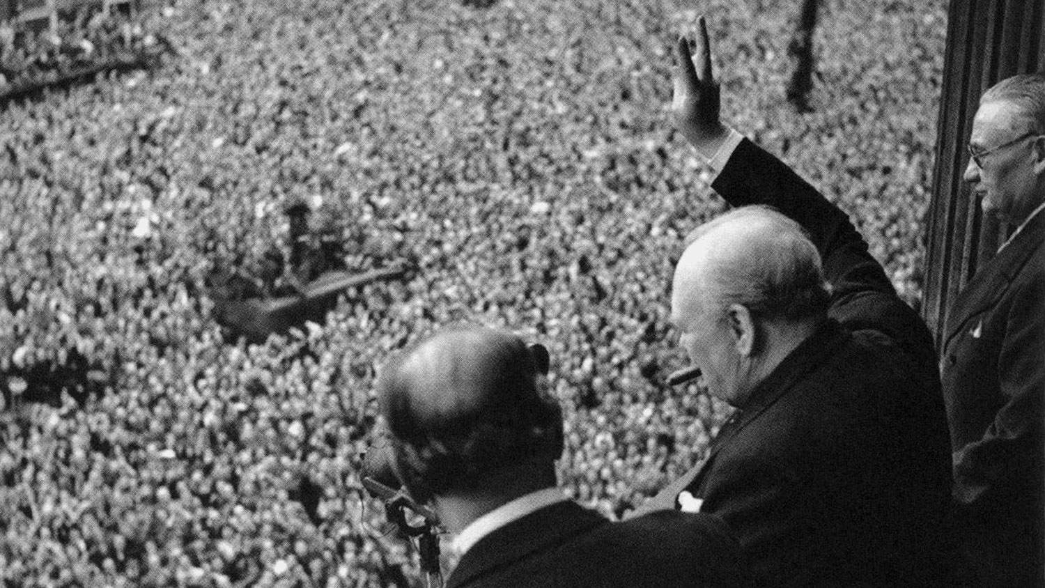 160226 Winston Churchill shows his V for victory hand gesture to the crowds in Whitehall, London on VE Day, 8th May 1945 NO REUSE Image ID 2PGDH85 CREDIT Fremantle Alamy