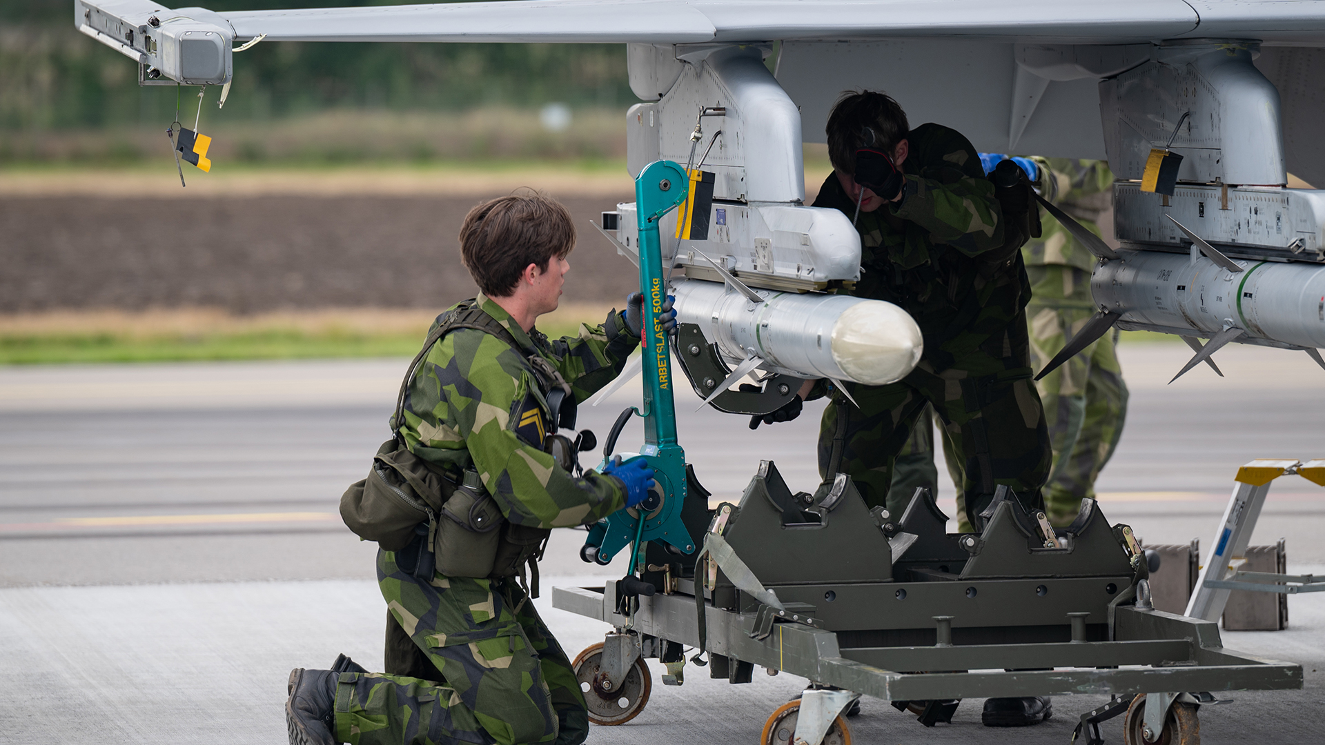 While these ground crew personnel refuel and rearm a Swedish JAS 39 Gripen at Ärna Air Base in Uppsala, their Ukrainian counterparts will be preparing their Gripens for a shooting war