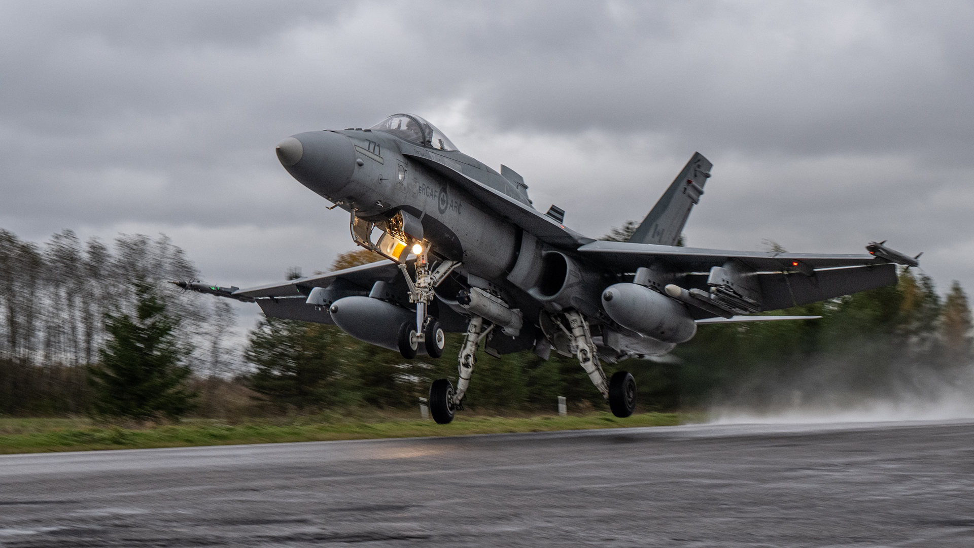 CF-188 Hornets land on the Jägala-Käravete highway in a historic first for Canadian forces