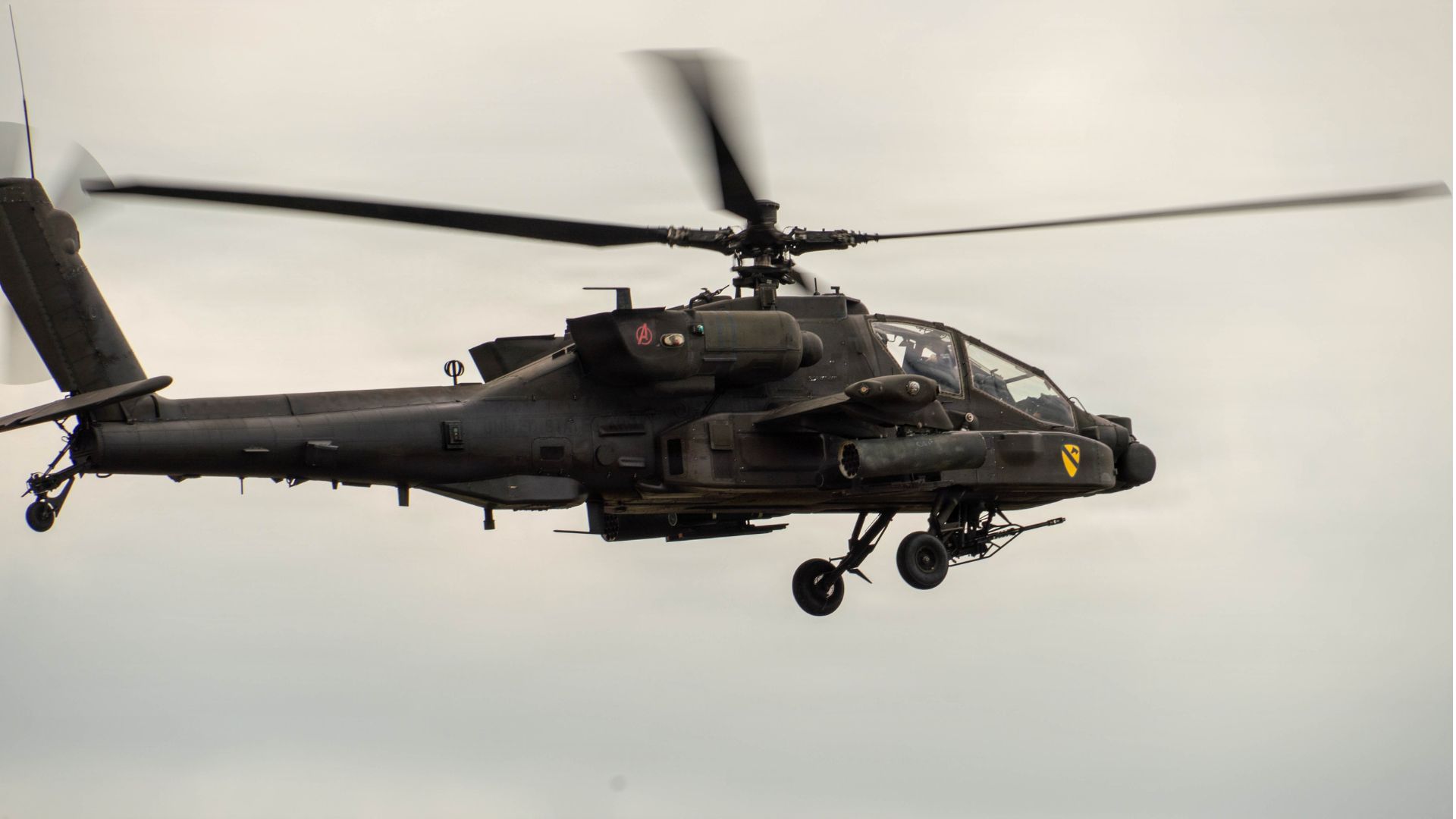 A US AH-64 Apache attack helicopter conducts a gunnery exercise at Fort Hood, Texas (Picture: DVIDS)