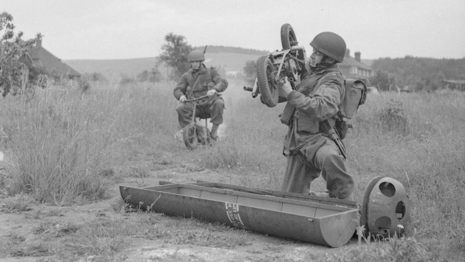 Airborne soldiers of the British Army retrieved folding motorcycles, known as Welbikes, from equipment containers for deployment during training and operations in June 1943 NO REUSE Image ID 2WYB715 CREDIT piemags/ww2archive