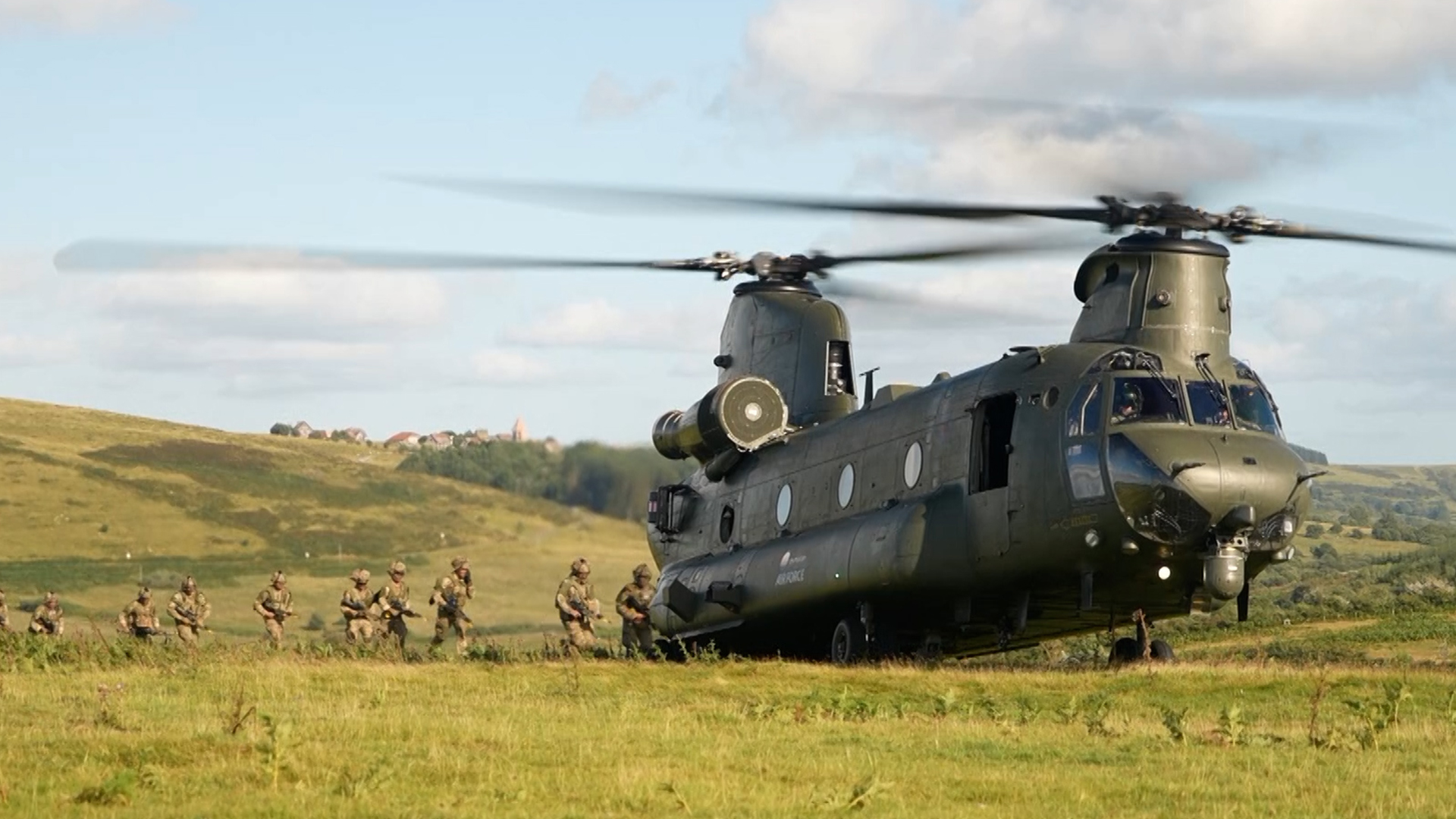 The exercise saw the KGA and its guns redeploy by Chinook to another part of the training area