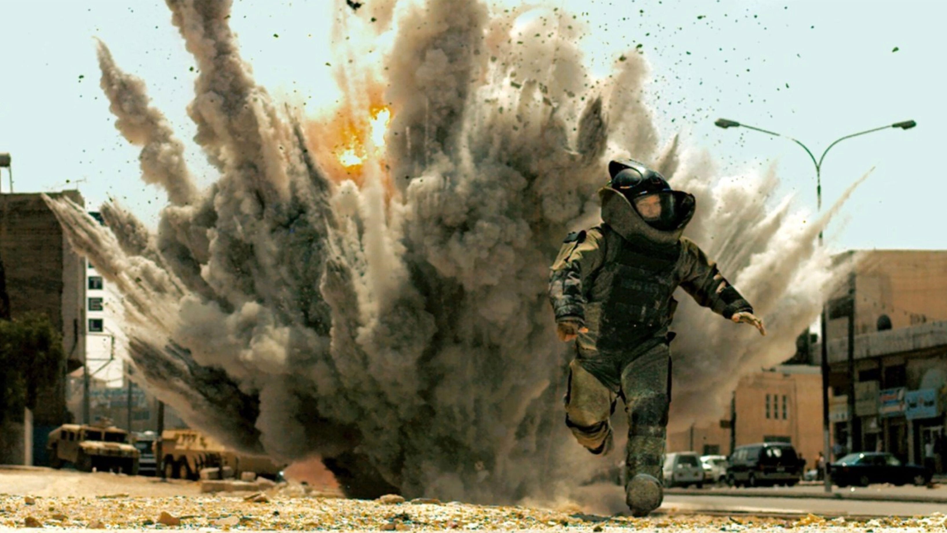 The film follows Staff Sergeant William James as he is parachuted into an army bomb disposal unit in Iraq (Picture: Alamy/Pictorial Press)