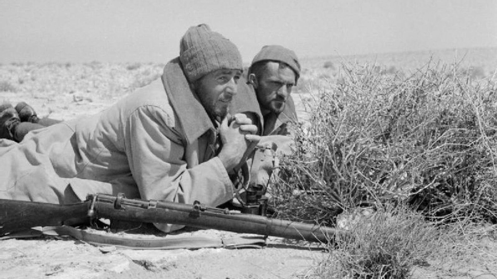 Two men of a Long Range Desert Group patrol on a road watch in North Africa, 25 May 1942 (Picture: piemags/ww2archive)