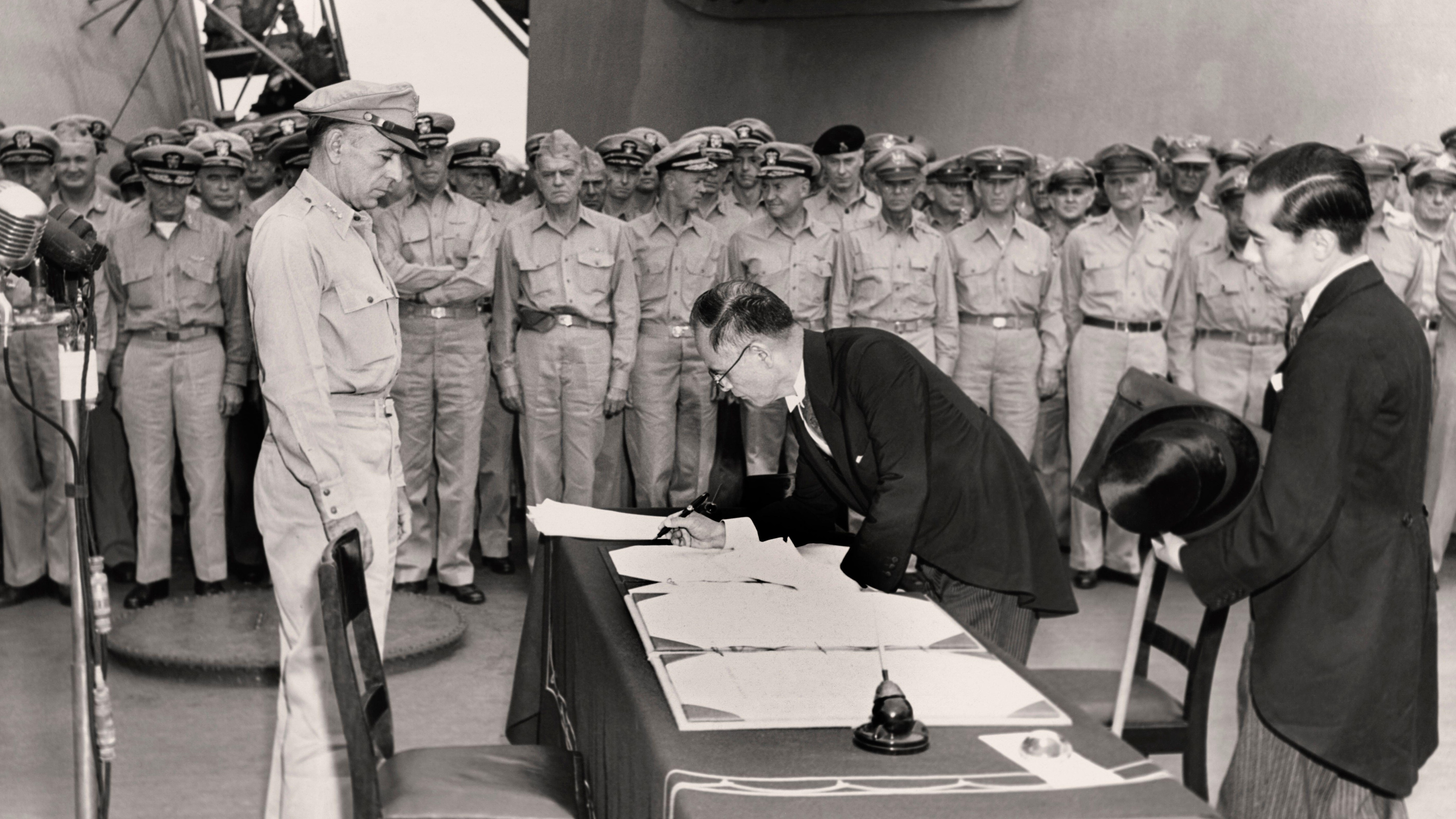 26082025 Mamoru Shigemitsu signs the instrument of unconditional surrender on behalf of the Japanese Government, on board USS Missouri, 2 September 1945 NO REUSE Image ID 2HEDTTN CREDIT Shawshots