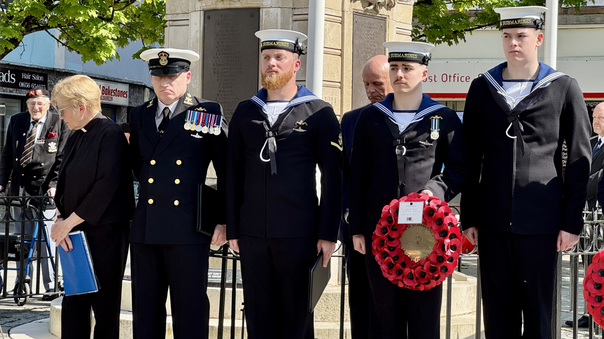 HMS Urge Ceremony sailors holding wreath
