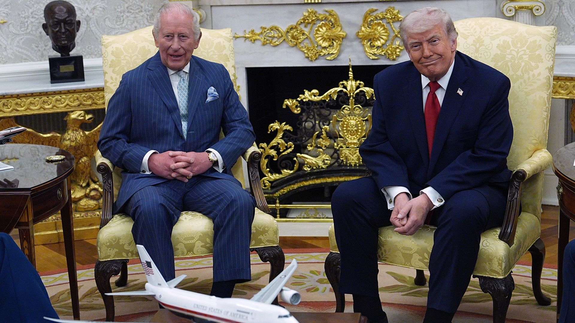 The monarch and the US president during a bilateral meeting in the Oval Office