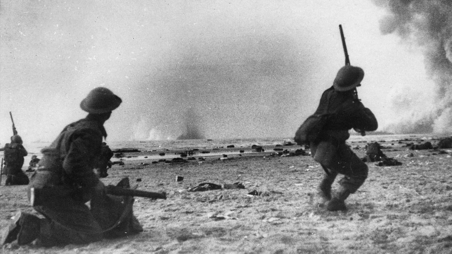 Soldiers from the British Expeditionary Force fire at low flying German aircraft during the Dunkirk evacuation in June 1940 (Picture: Niday Picture Library)