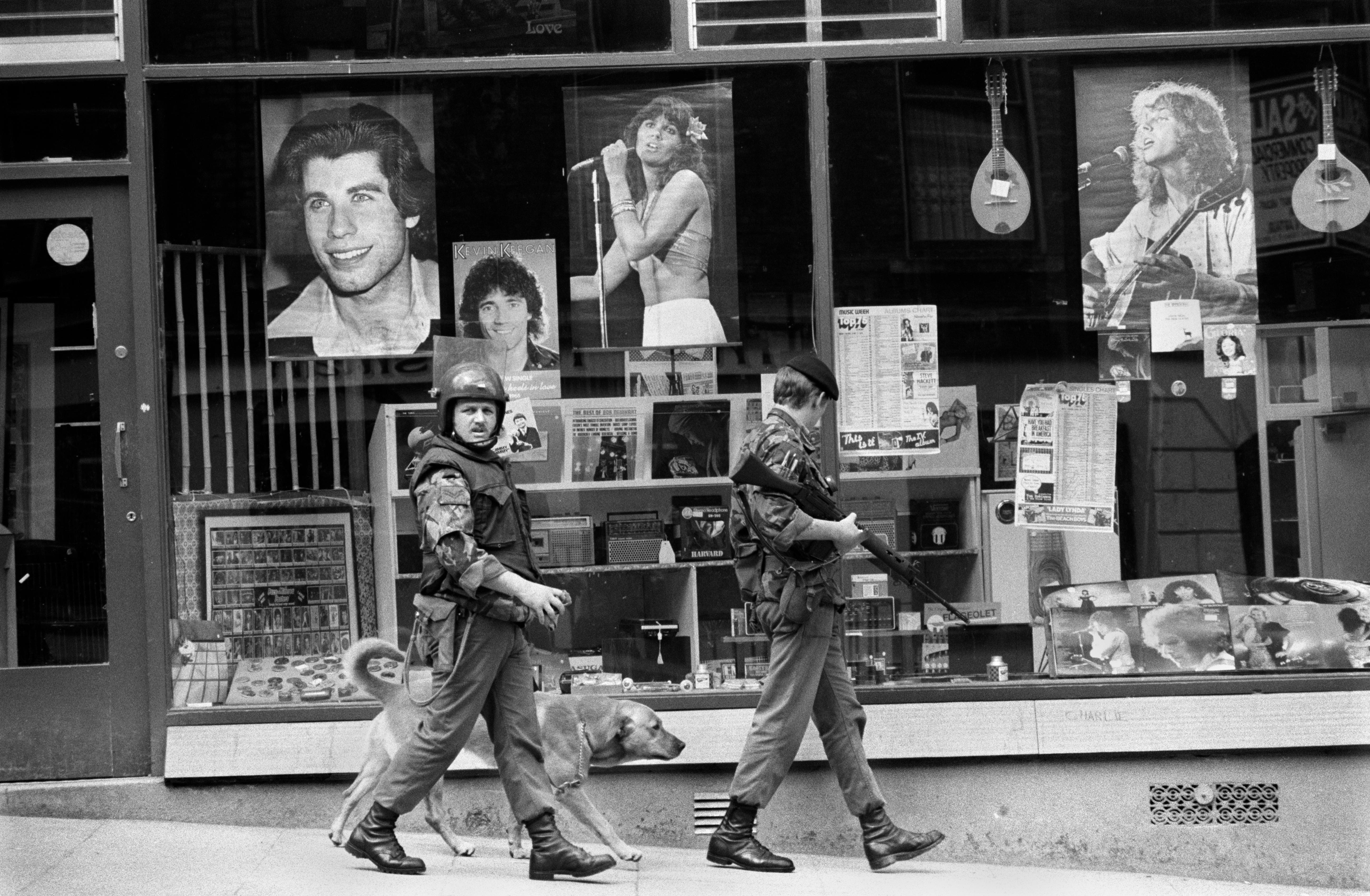 British soldiers with sniffer dog, on patrol in Northern Ireland, 1979. Credit: Alamy