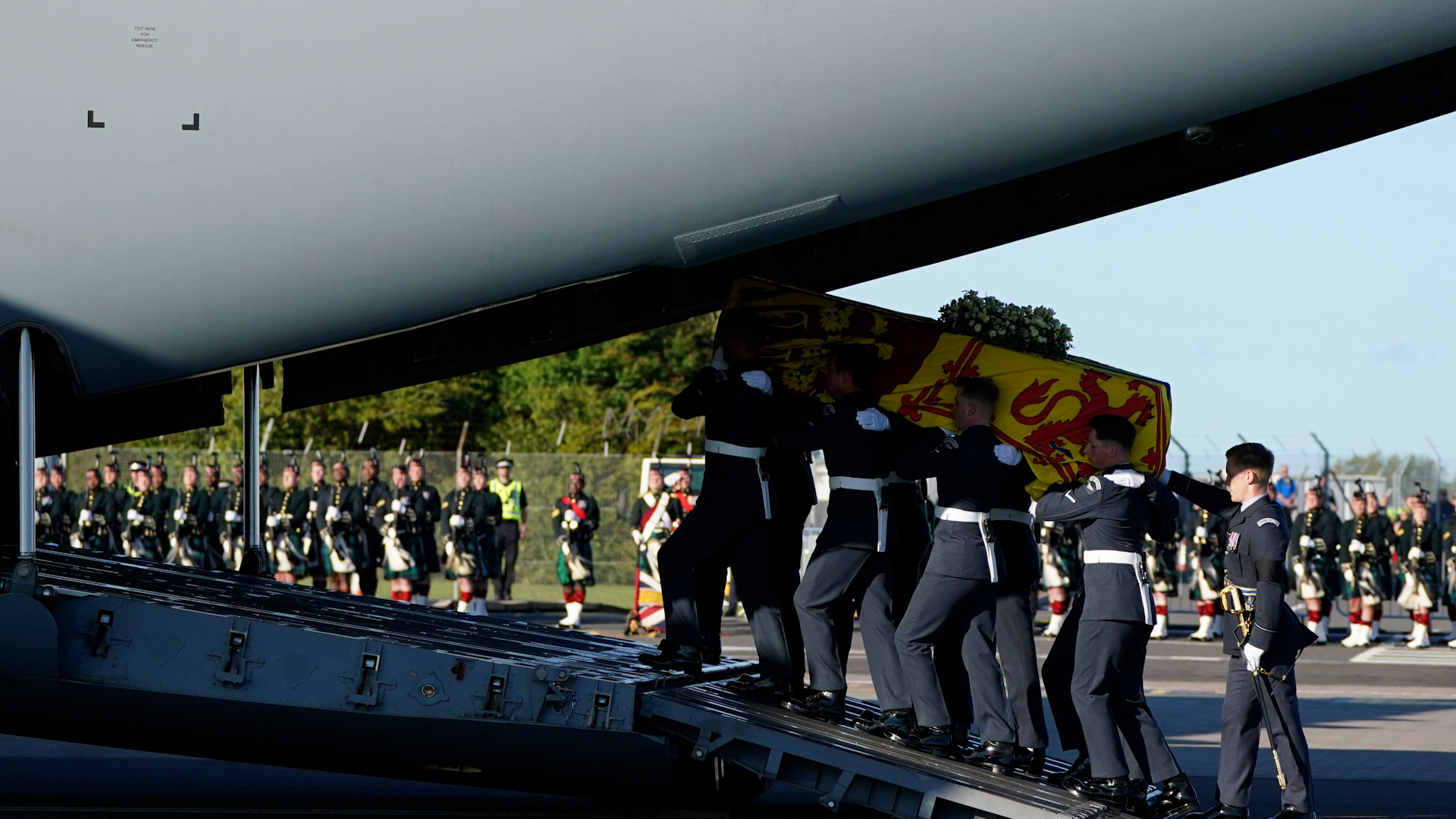 The coffin of Queen Elizabeth II at Edinburgh Airport from where it will be flown by the RAF on its journey from Edinburgh to Buckingham Palace 130922 CREDIT PA Images Alamy Stock Photo.jpg.jpg