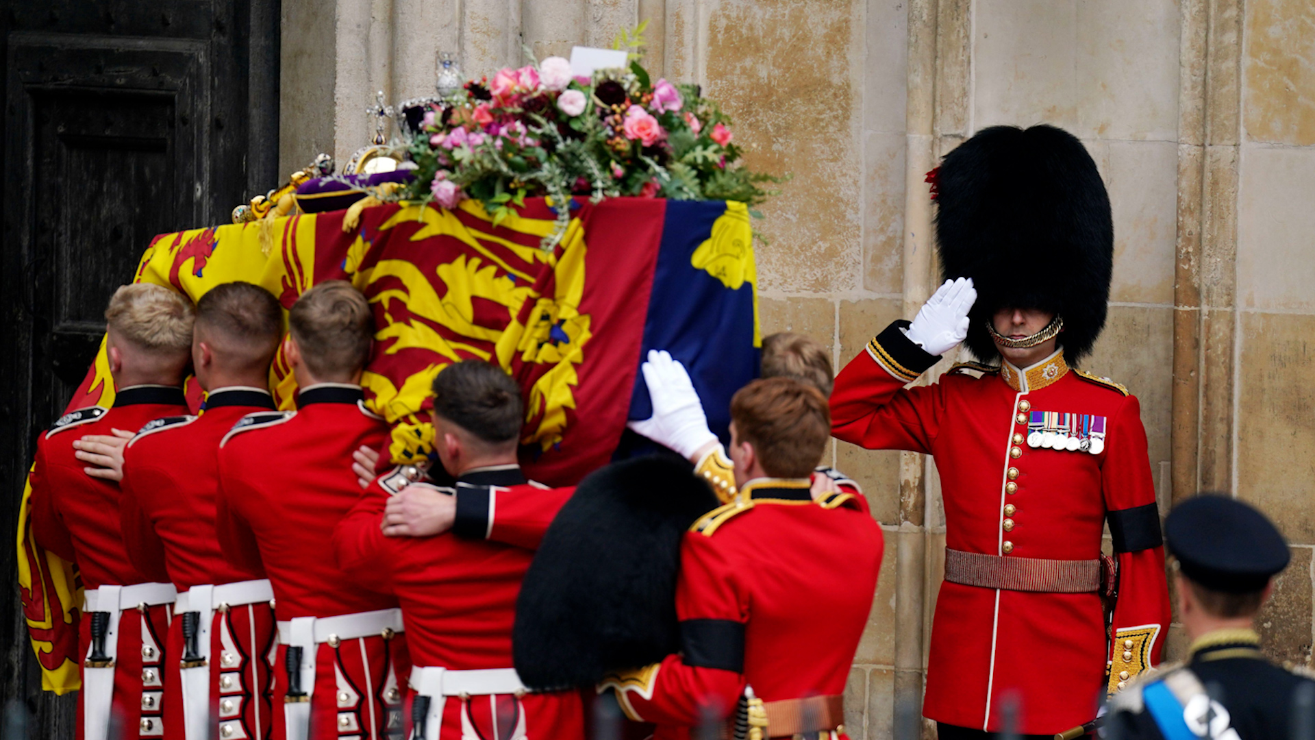 2K1K78YThe State Gun Carriage carries the coffin of Queen Elizabeth II in the Ceremonial Procession during her State Funeral in London 190922 CREDIT PA Images Alamy Stock Photo.jpg