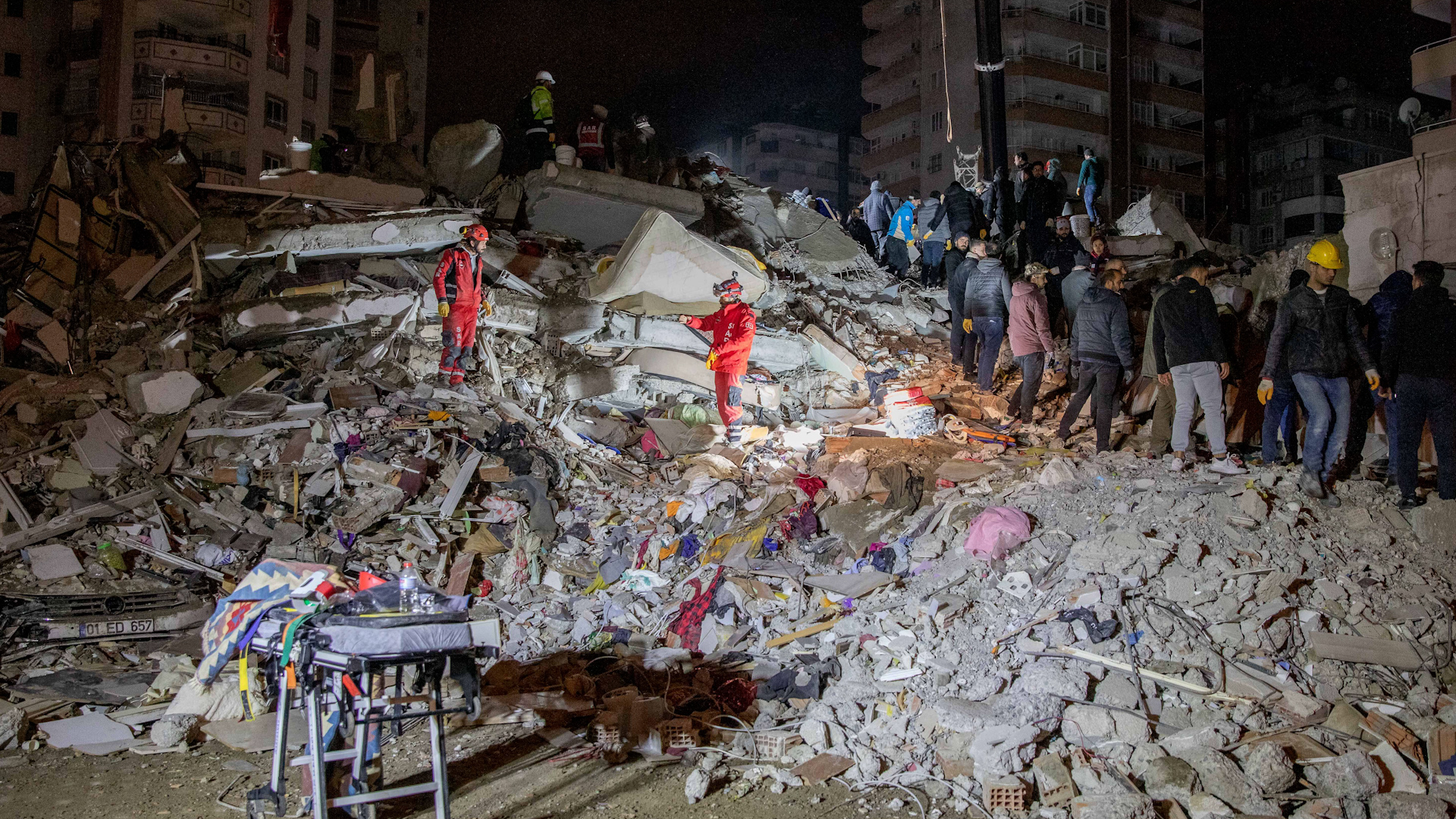 Search and rescue efforts continue in an apartment destroyed in the earthquake that occurred in Turkey and Syria
