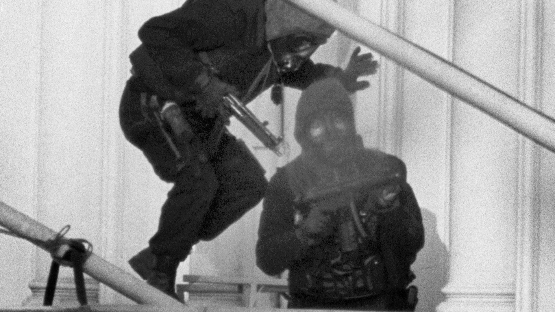 2R38X4T Members of the Special Air Service entering the Iranian Embassy on May 5, 1980, to end a six day siege in Central London 050580 CREDIT Alamy