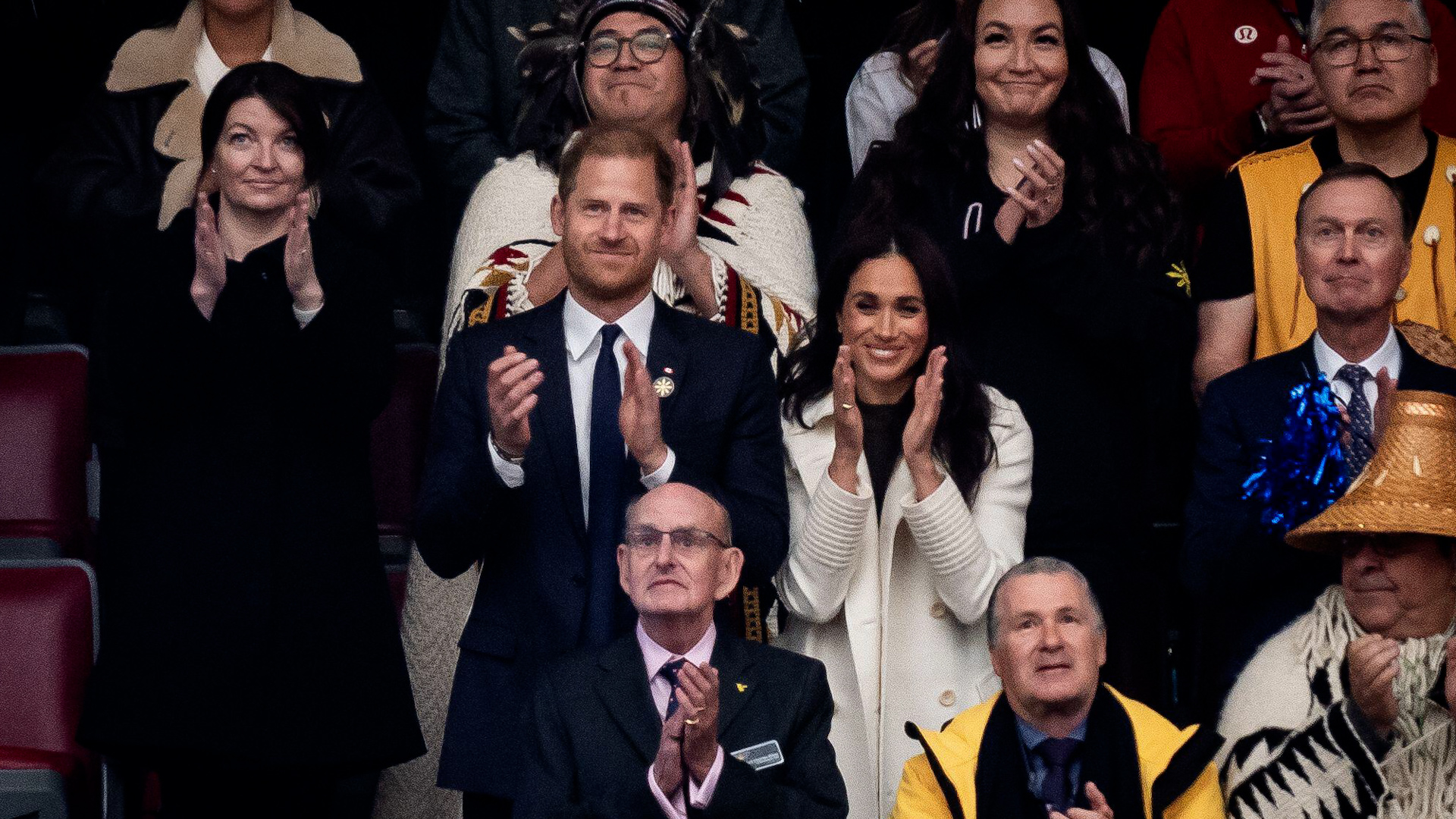 2SEEFN1 The Duke and Duchess of Sussex react as athletes arrive at the opening ceremony of the 2025 Invictus Games in Vancouver, Canada 080225 CREDIT Alamy