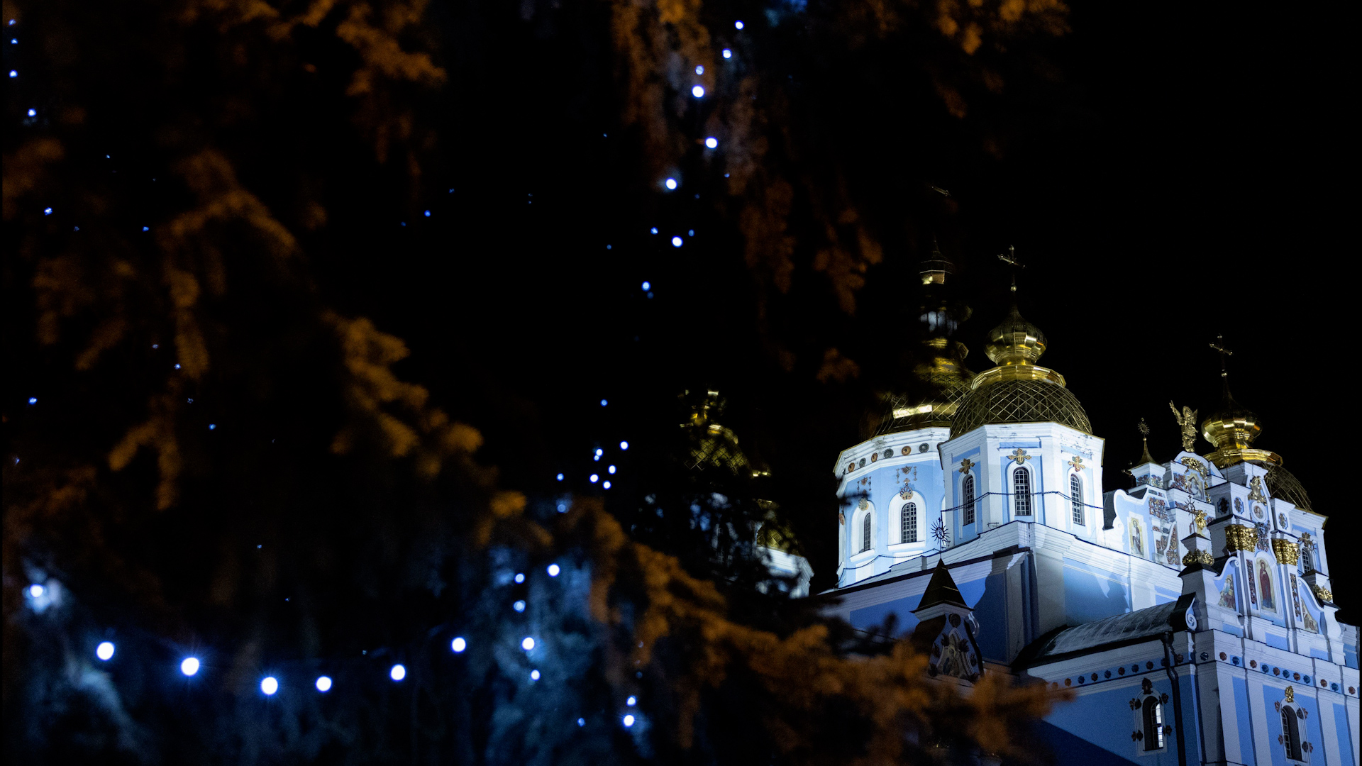 2W97RDM A decorated Christmas tree and St. Michael's Golden-Domed Cathedral are seen during a Christmas Eve service of Ukrainian Orthodox Church in Kyiv 241223 Sipa US Alamy Stock Photo