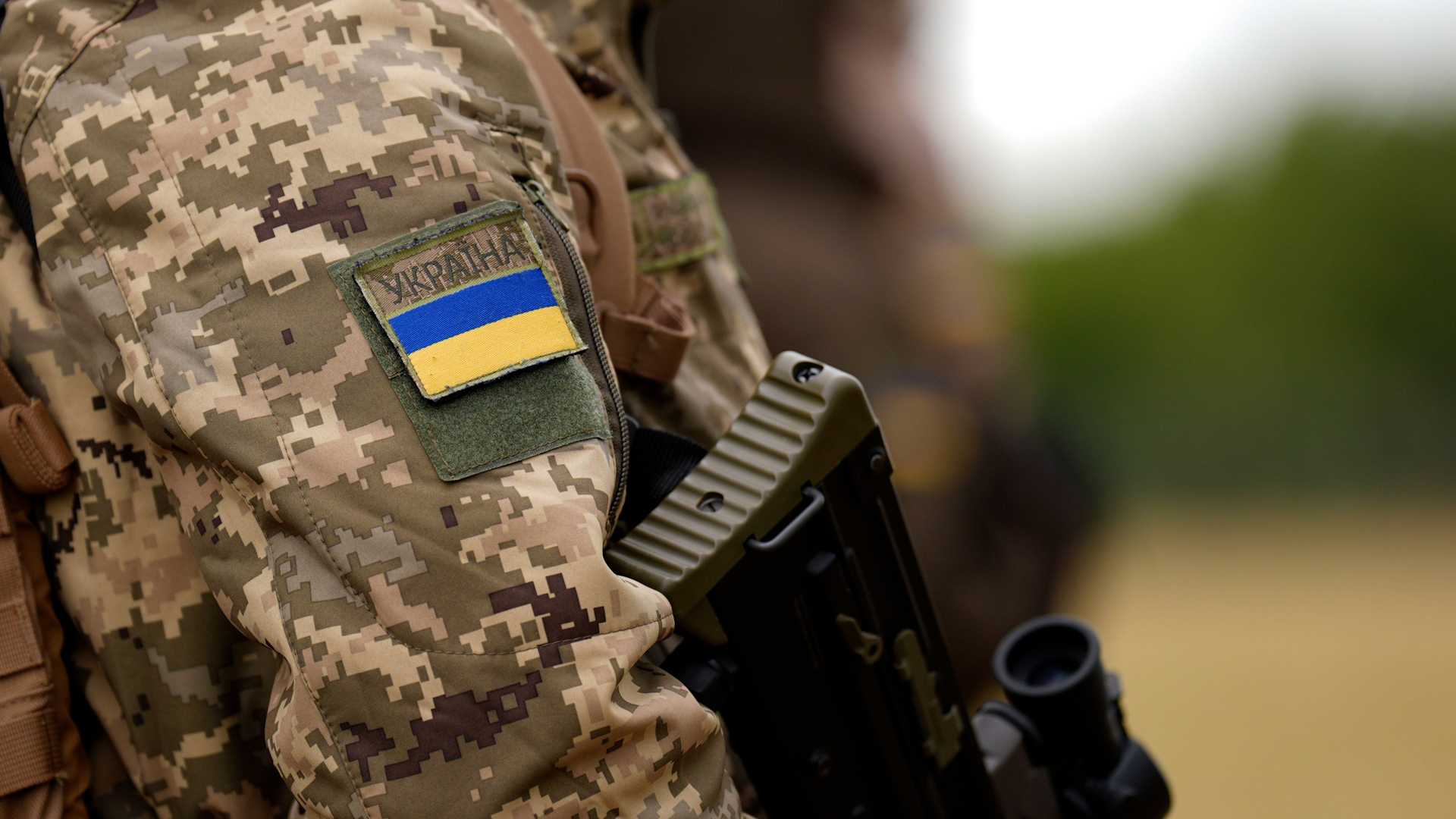 Ukrainian army personnel with members of the UK Armed Forces during a training session