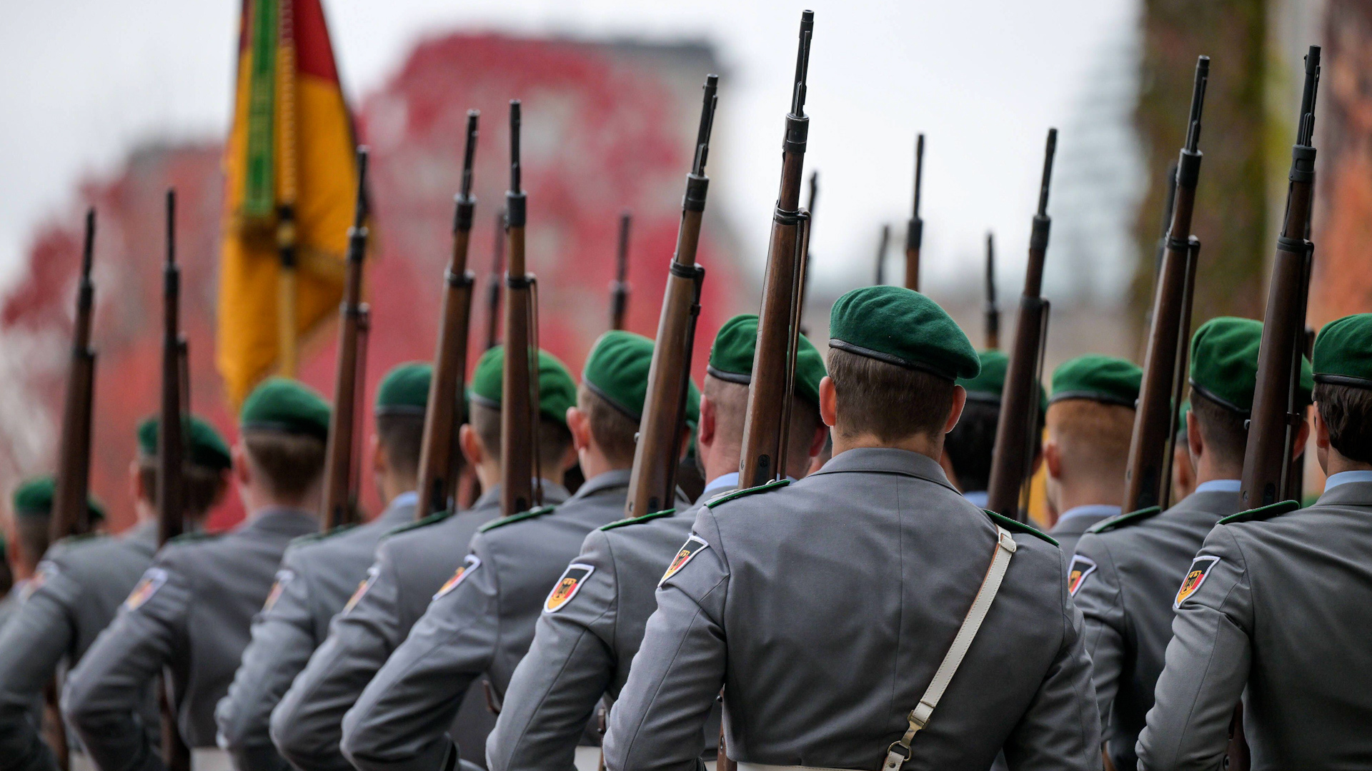 2YFBFJ8 German soldiers in the Bundeswehr on parade 071124 CREDIT Alamy.