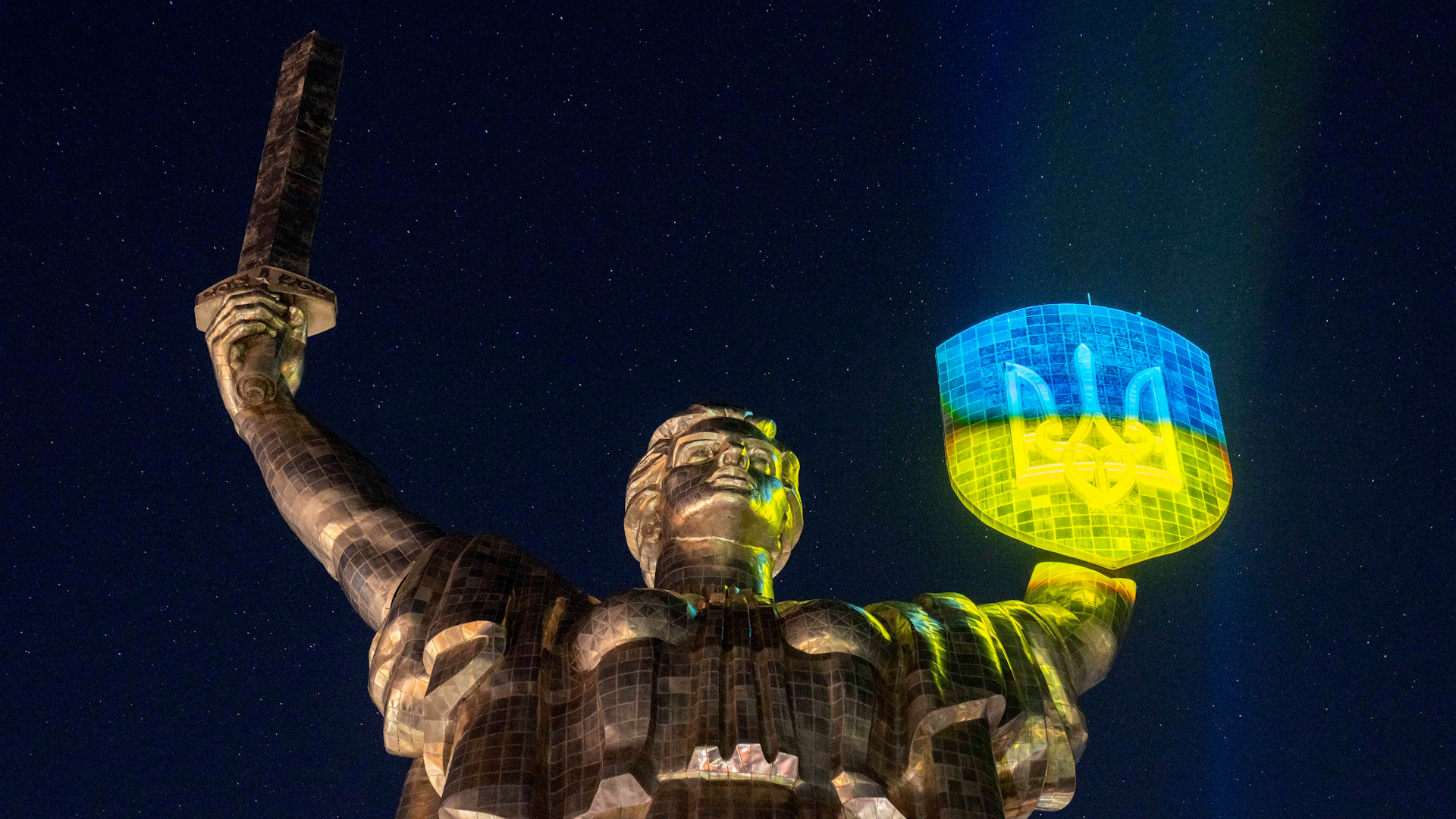 2YKW68T Shield of the Motherland Monument being light up in the Ukrainian colors during LIGHT THE FIRE event, dedicated to the 1,000 days of war with Russia 191124 CREDIT Alamy.