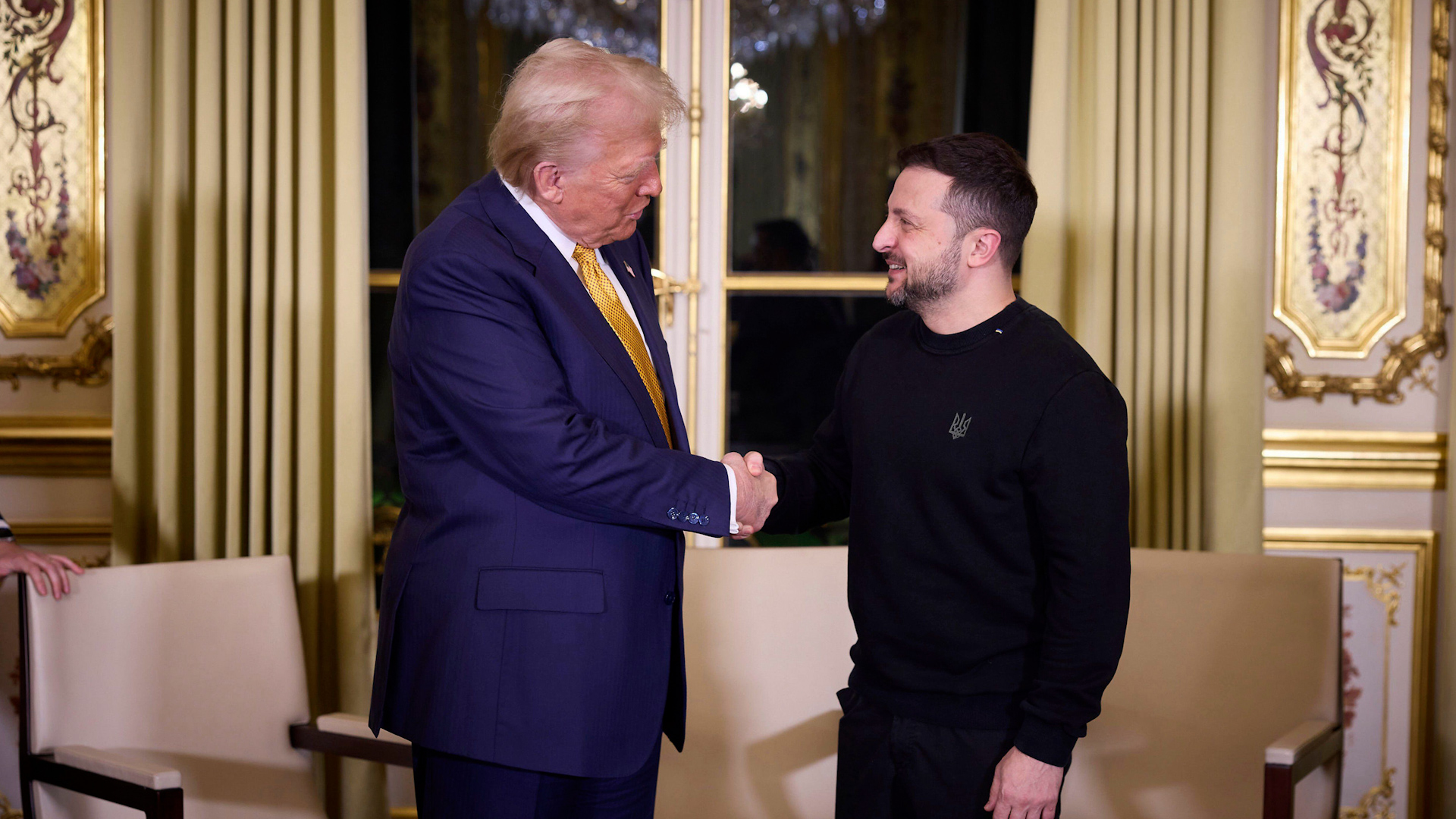 2YTP5TJ Ukrainian President Volodymyr Zelenskyy, right, shakes hands with U.S president-elect Donald Trump, left, before a bilateral meeting at the Elysee Palace 101224 CREDIT Alamy