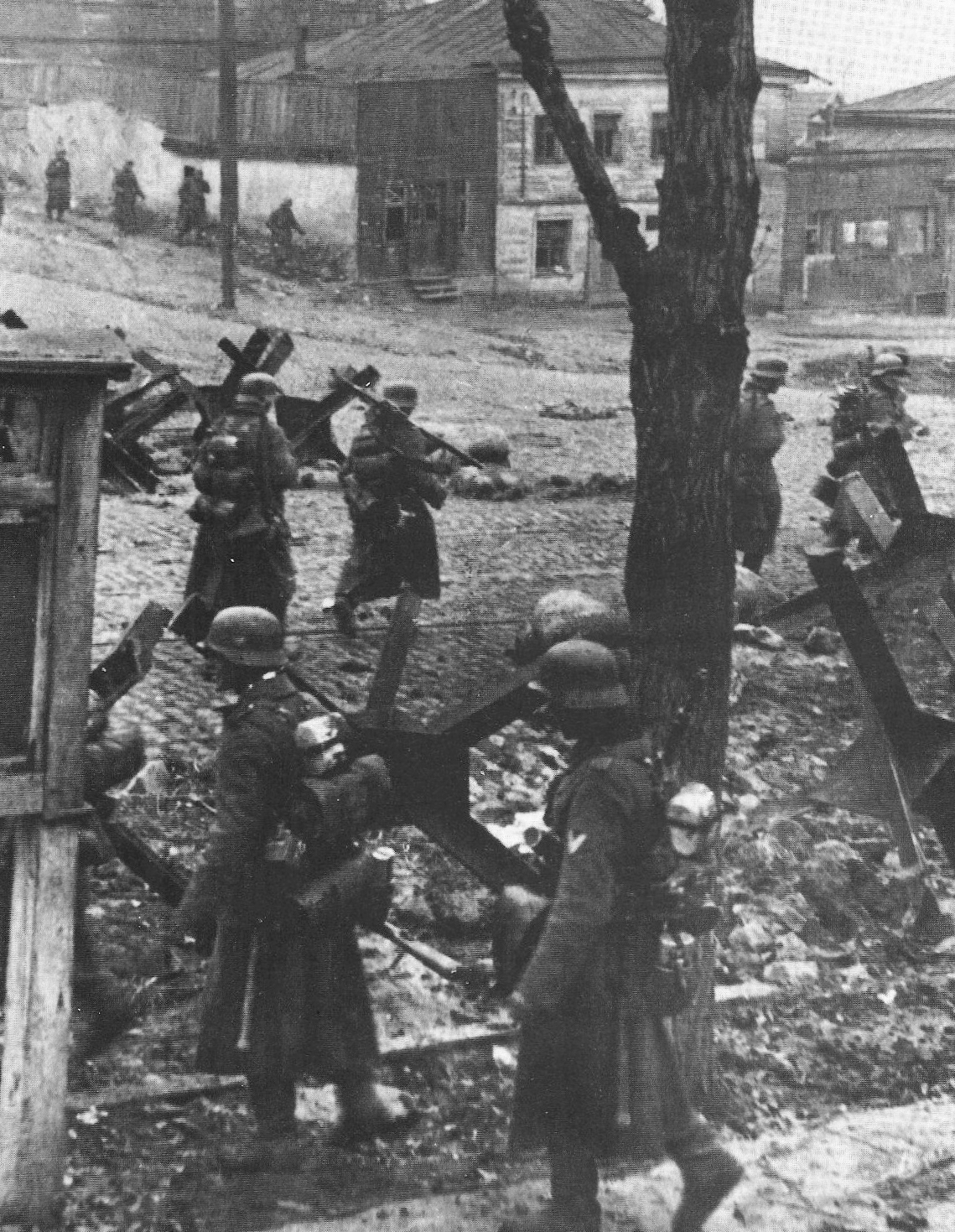 Members of the 57th Infantry Division in Kharkov (Russia), during Operation "Barbaross". Picture: Bundesarchiv