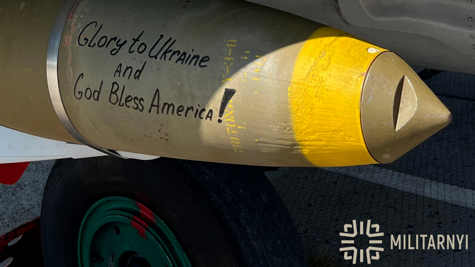 A JDAM-ER 500-pound bomb with the inscription “Glory to Ukraine and God Bless America!” 040723 CREDIT UKrainian Air Force