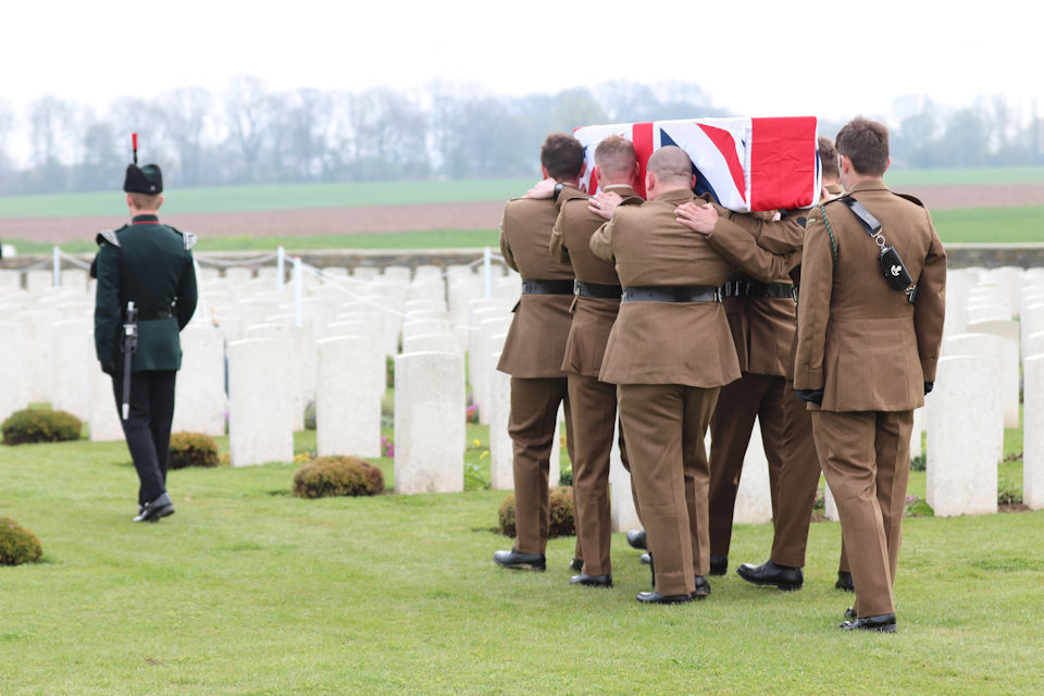A bugler and bearer party from1 RIFLES carry Private Burt’s to the graveside 150419 CREDIT Crown Copyright.jpg