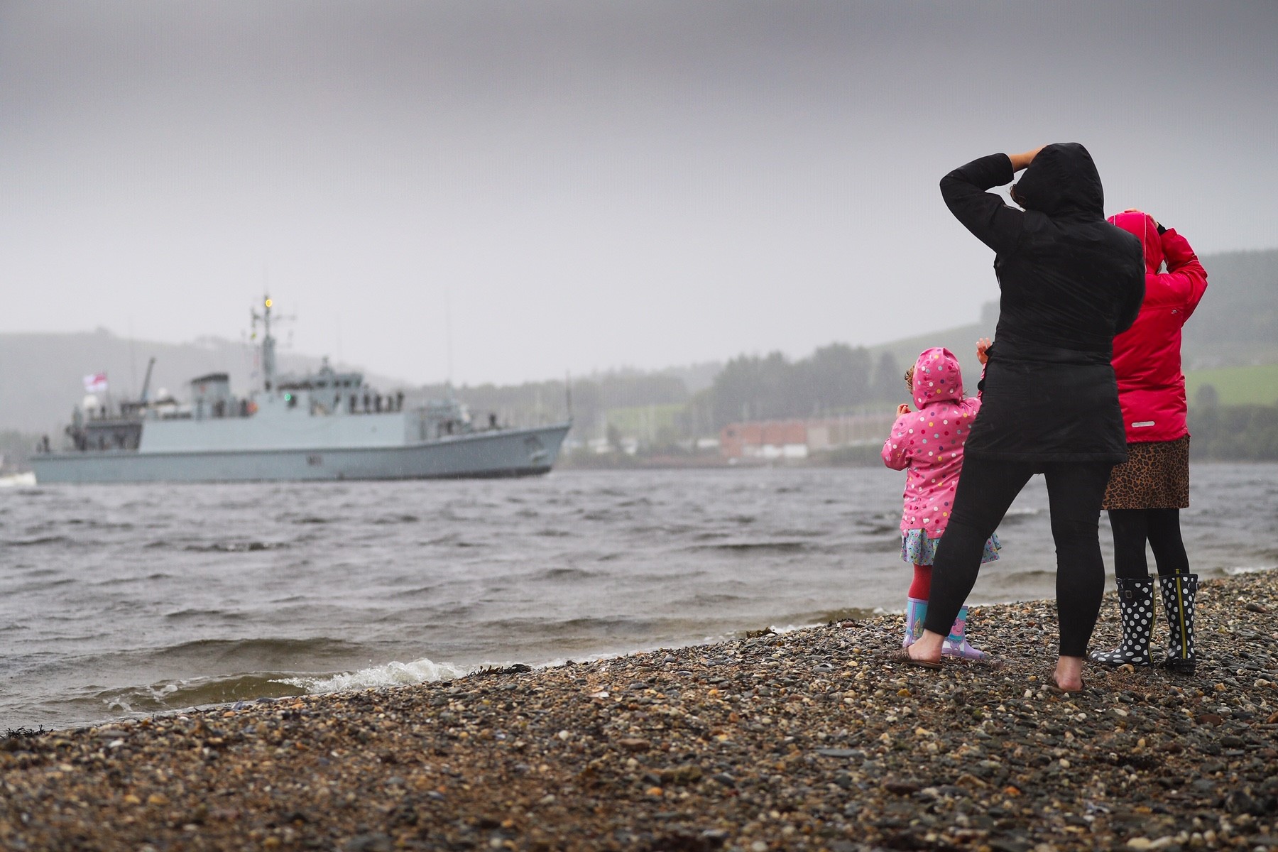 People watch on as HMS Blyth returns to Clyde (Picture: Royal Navy).