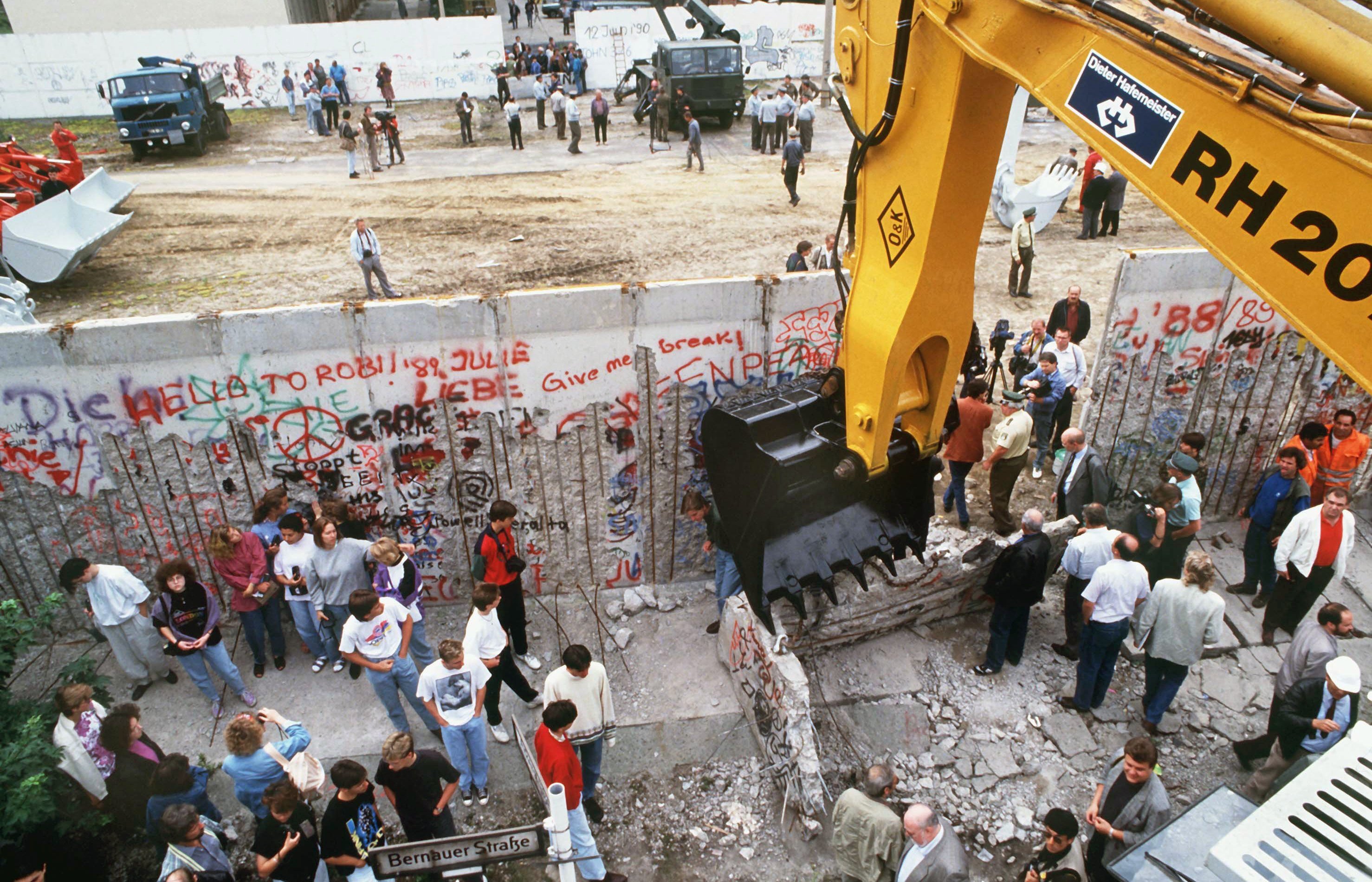 A huge bucket digger pulls down the Berlin Wall at Bernauer Strasse in West Berlin 130690 CREDIT PA.jpg	