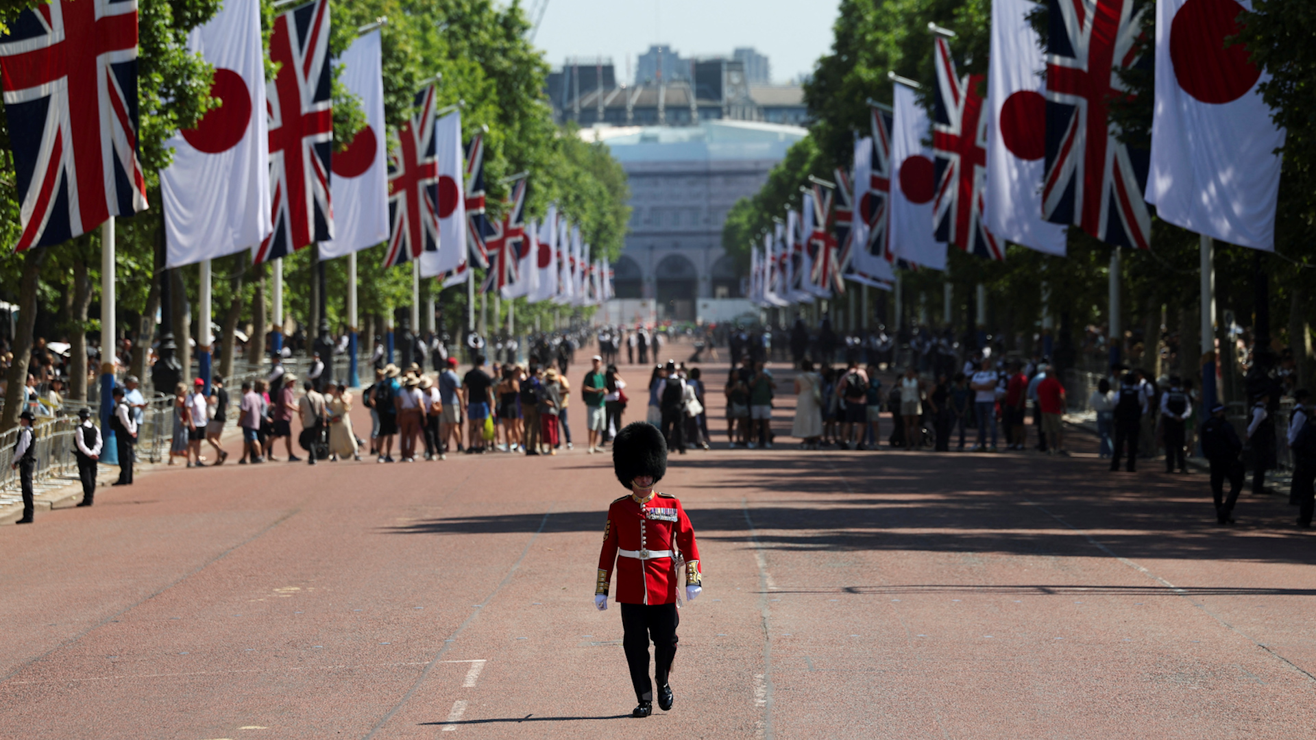 A member of the Coldstream Guards on The Mall, central London during the state visit to the UK (Picture: PA)