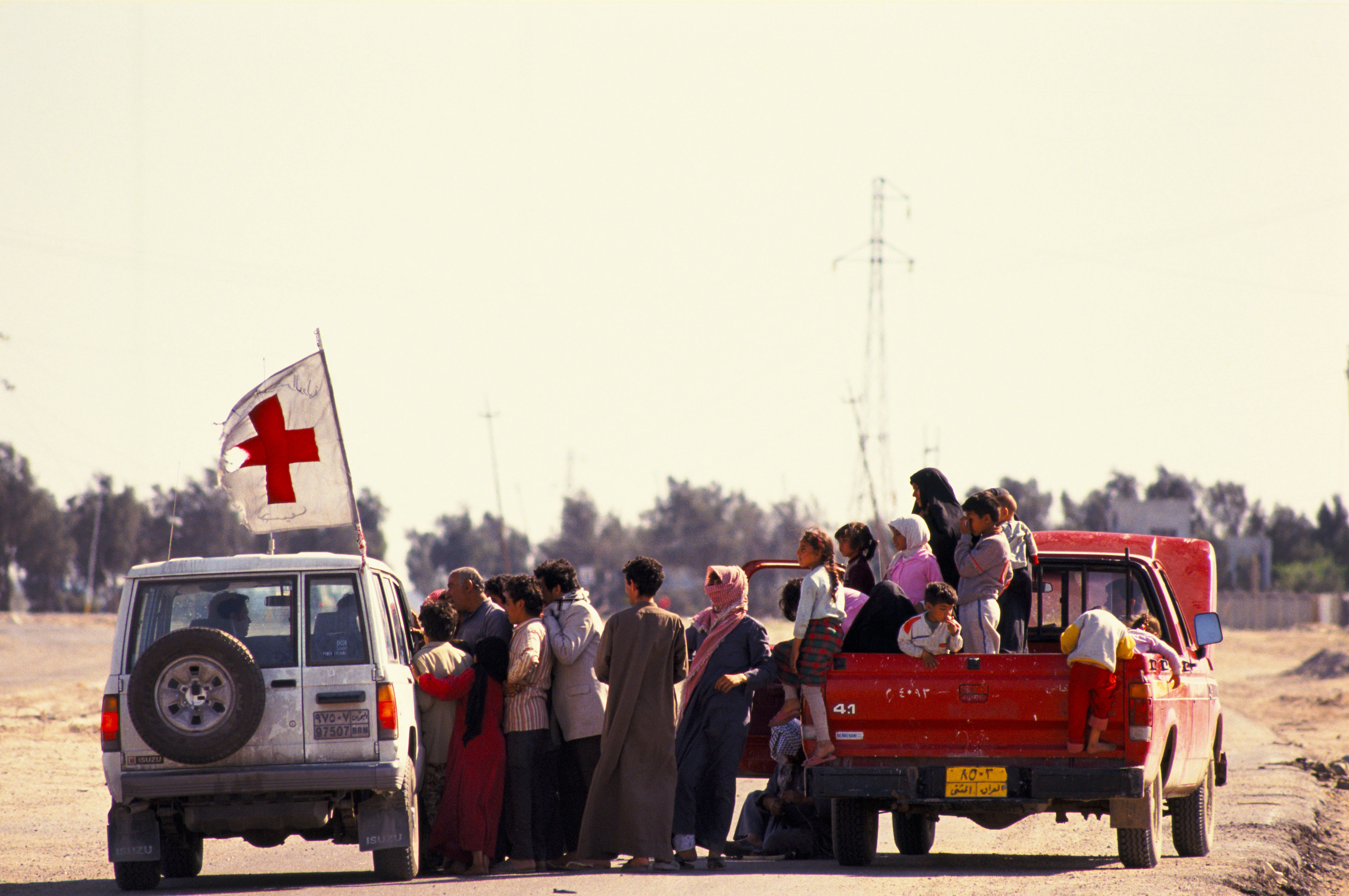 KUWAIT WAR TORN IRAQI REFUGEES QUEUE TO SEE THE RED CROSS AT THE IRAQ KUWAIT BORDER APRIL 1991