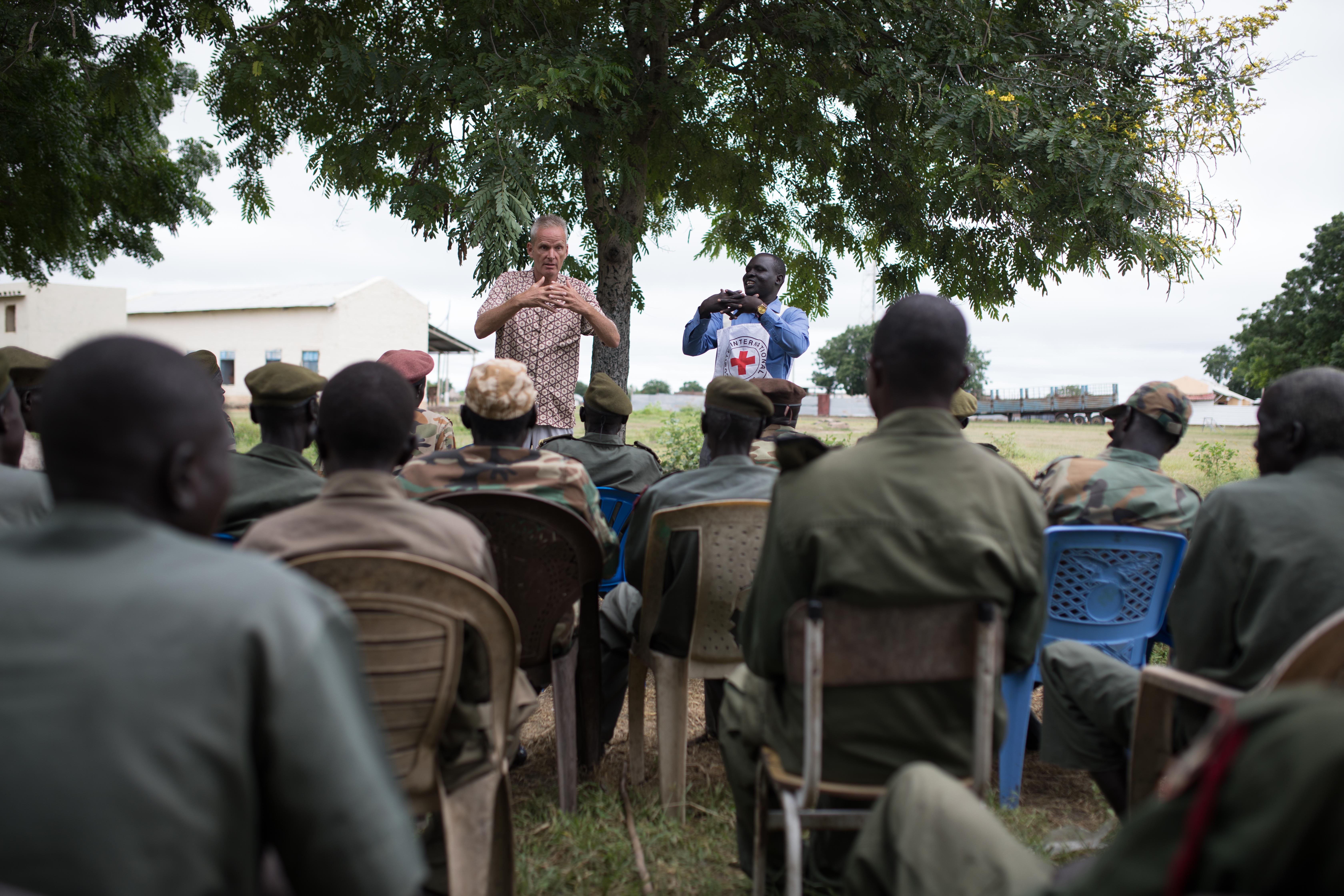 Albert Schoneveld delivers a lesson to South Sudanese soldiers DATE UNKNOWN CREDIT ICRC FlorianSeriex