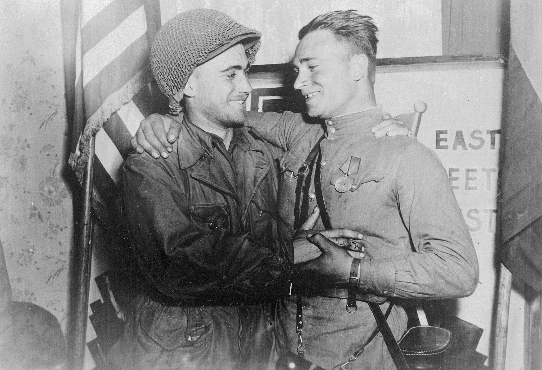 American and Red Army Russian soldier meet on Elbe DAy 0445 CREDIT US National Archived and Records Administration