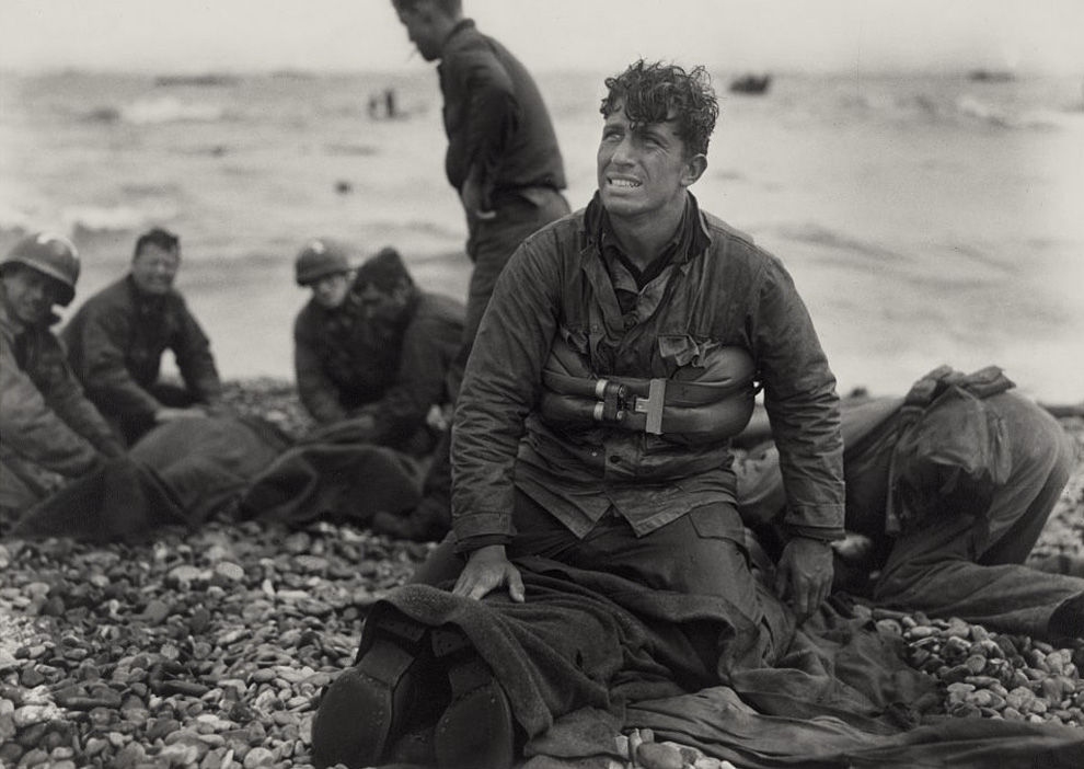 American_soldiers_recover_the_dead_after_D-Day