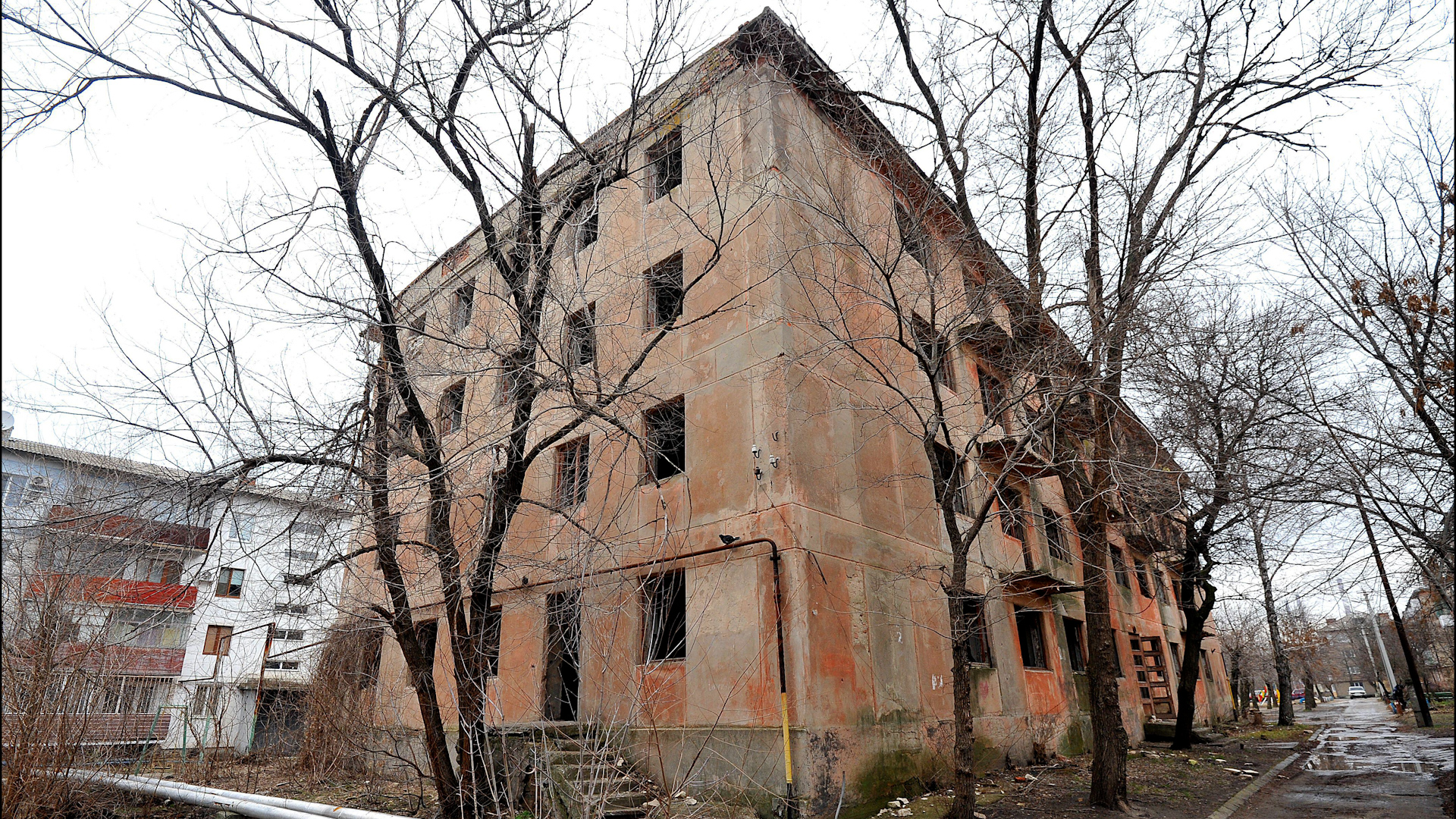 An abandoned building in Shchastia, Luhansk Region, eastern Ukraine (Picture: Ukrinform/Alamy Stock Photo).