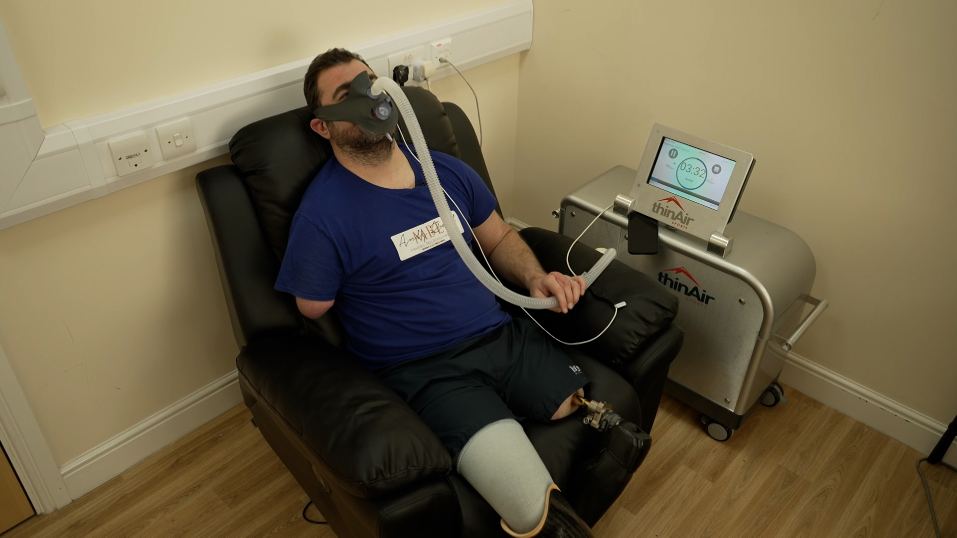 Andy Reid Former 3rd Battalion the Yorkshire Regiment prepares for Kilimanjaro with thin air machine 10032022 CREDIT BFBS.jpg