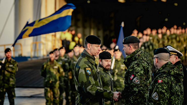 Battalion Commander Lieutenant Colonel Henrik Rosdahl is greeted by the commander of the Multinational Brigade Latvia, Colonel Cédric Aspirault (Picture: Felix Sundbäck,Swedish Armed Forces)